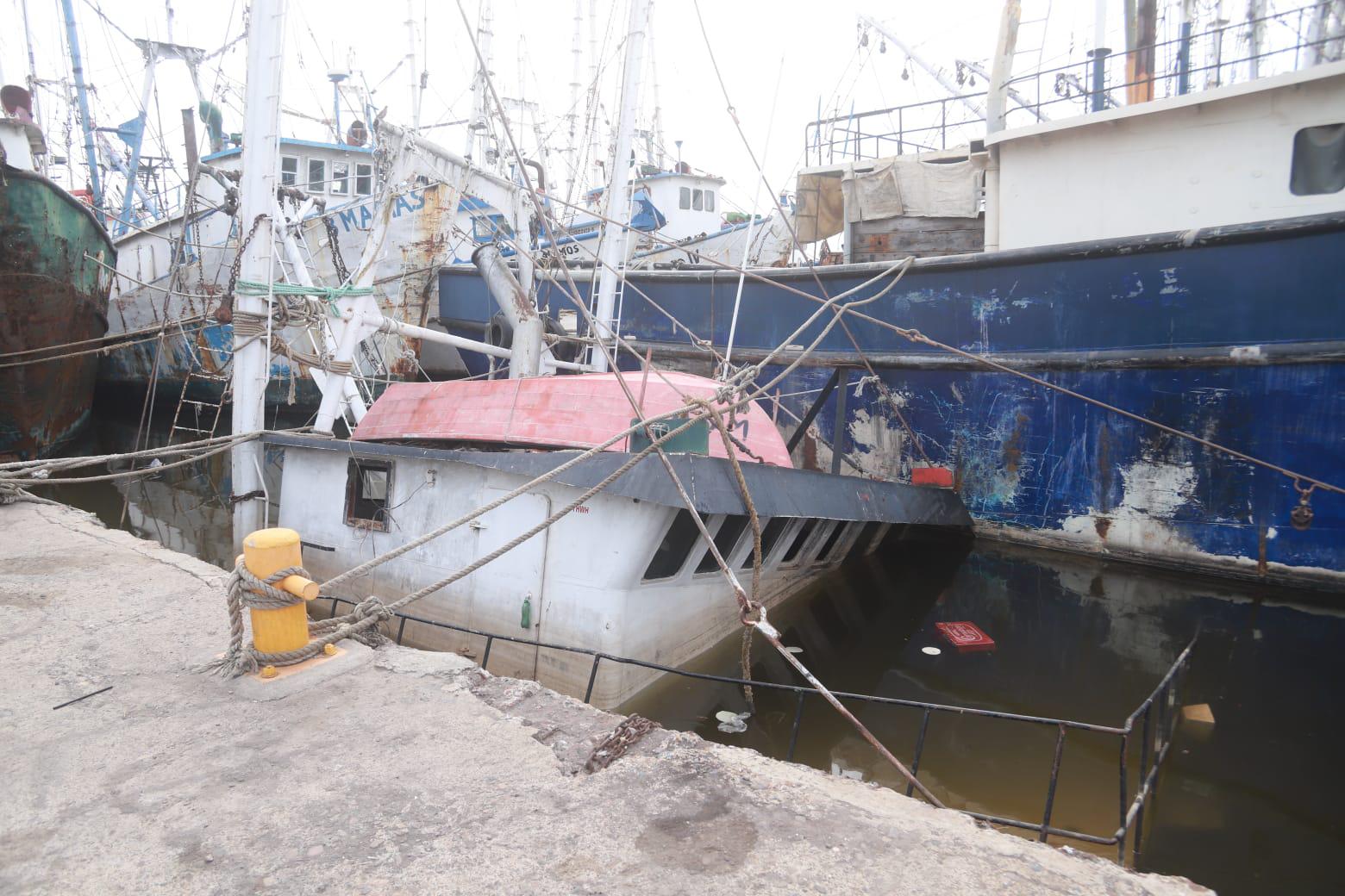 $!Barco que se hundió hace 2 semanas no ha sido retirado del muelle en Mazatlán