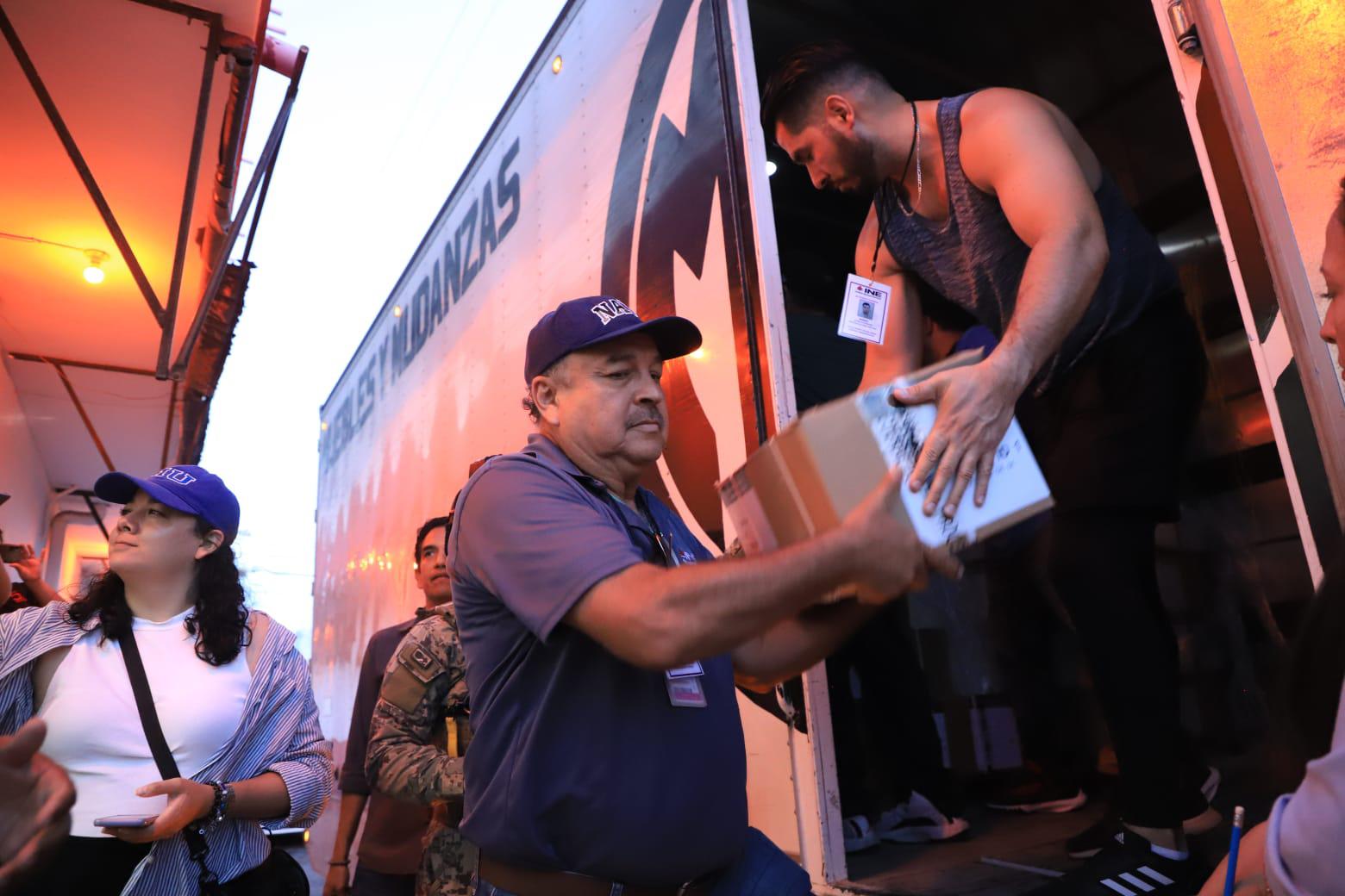 $!Llegan las boletas del INE a Mazatlán con 5 horas de retraso