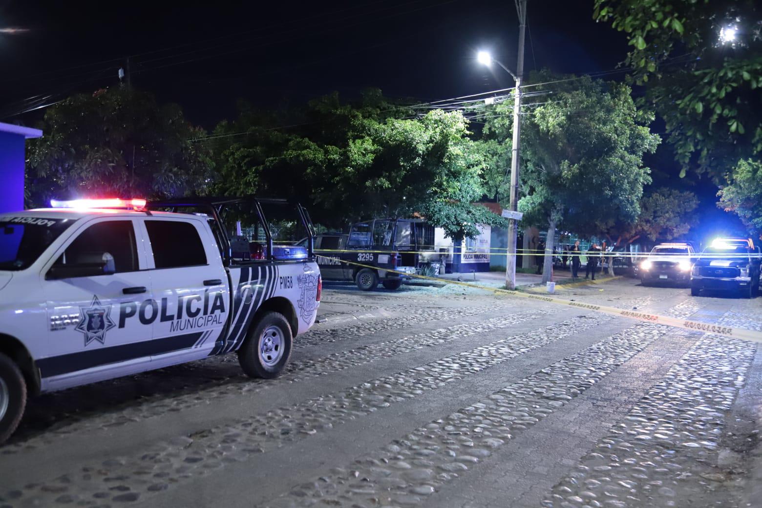 $!Lanzan artefacto explosivo a patrulla de la Policía Municipal de Mazatlán