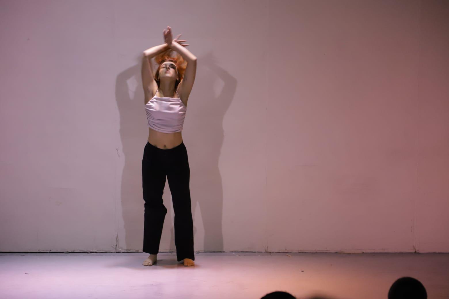 $!María Laura Gómez Llanos deleitó a los presentes con su danza.