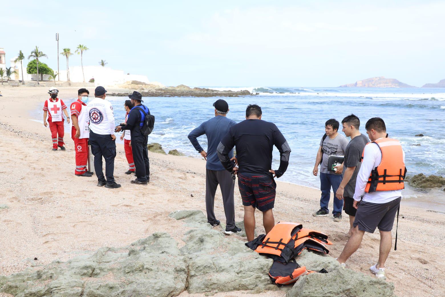 $!Mar de fondo provoca volcadura de lancha con alumnos de la Náutica en Mazatlán