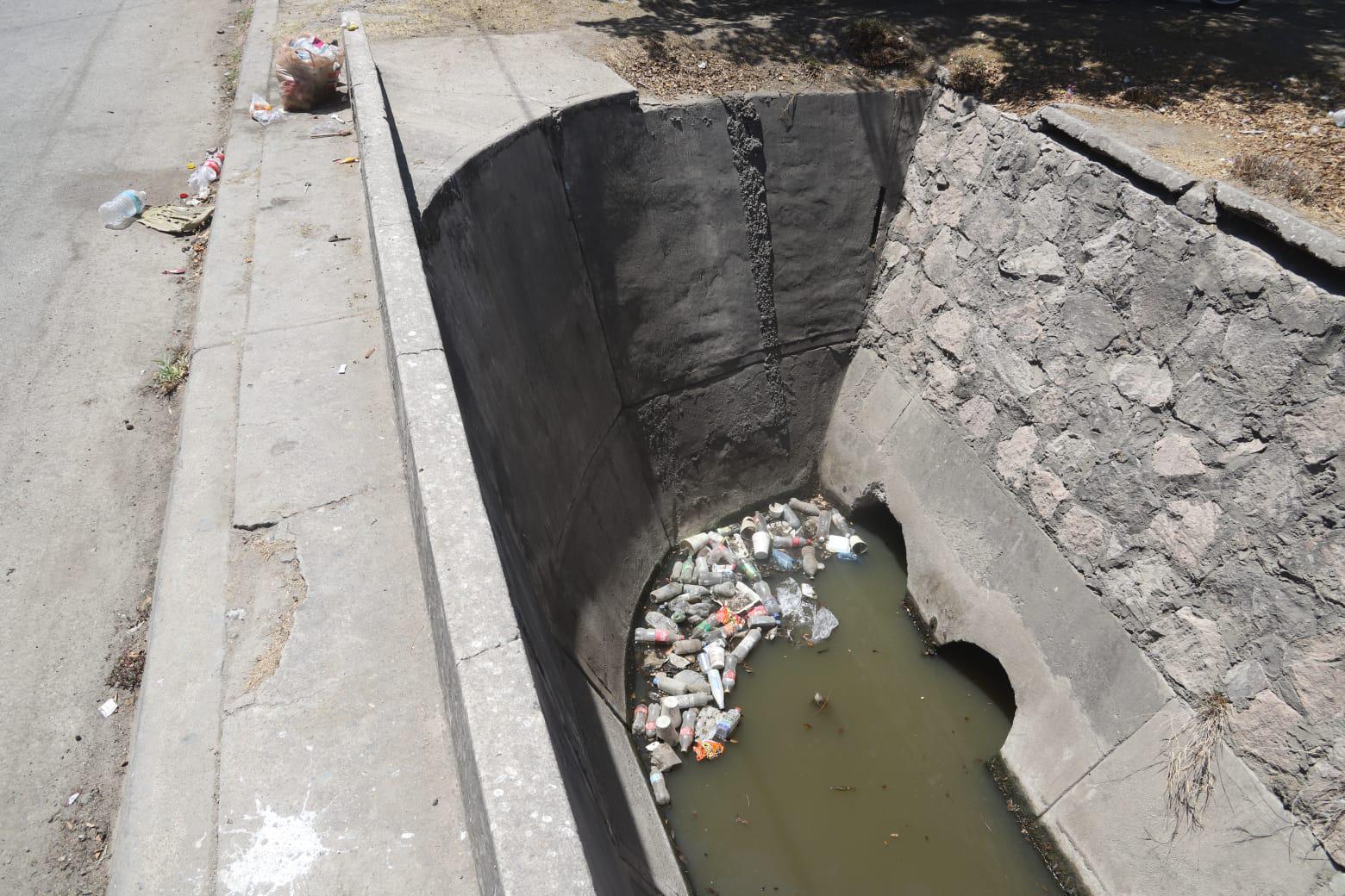 $!Canales pluviales de Mazatlán se han convertido en vertederos de desechos