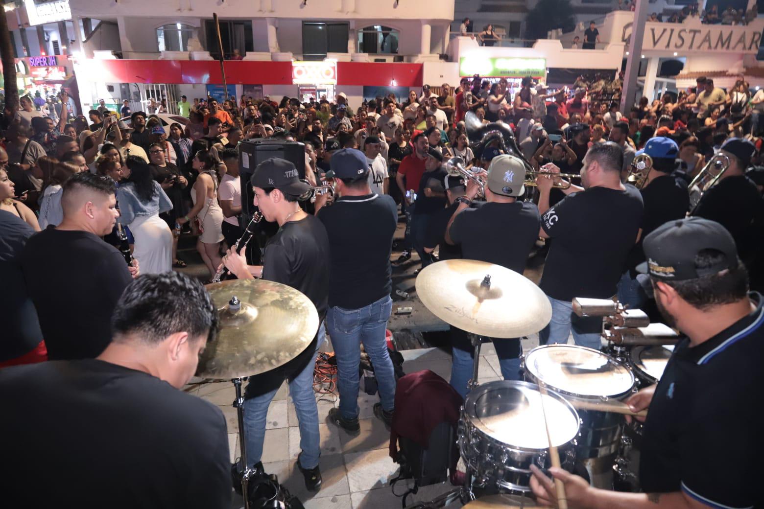 $!El malecón de Mazatlán se convierte en carnaval la noche del Viernes Santo