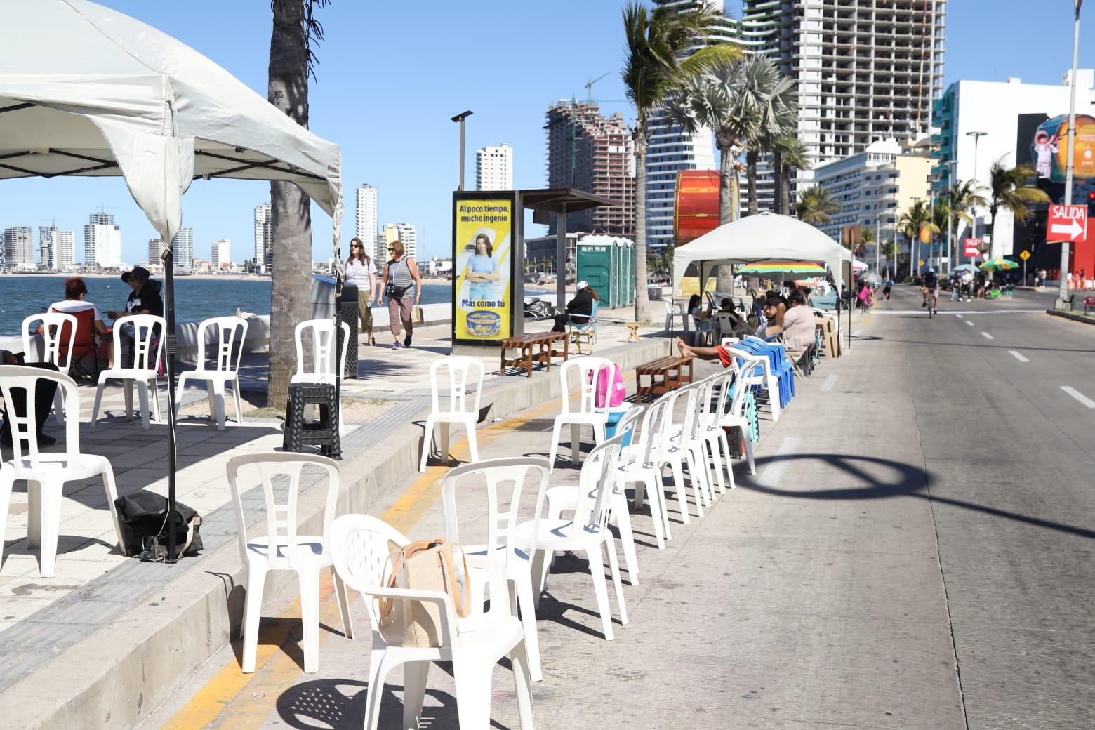 $!Ocupan ya sus lugares locales y turistas para el segundo desfile del Carnaval de Mazatlán