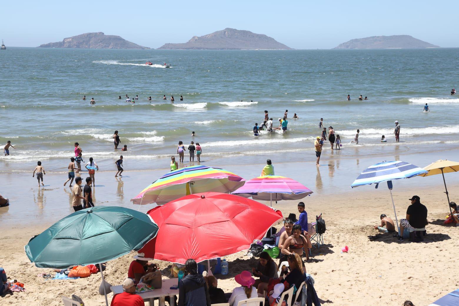 $!Vibra Mazatlán con miles de visitantes en playas y atractivos turísticos