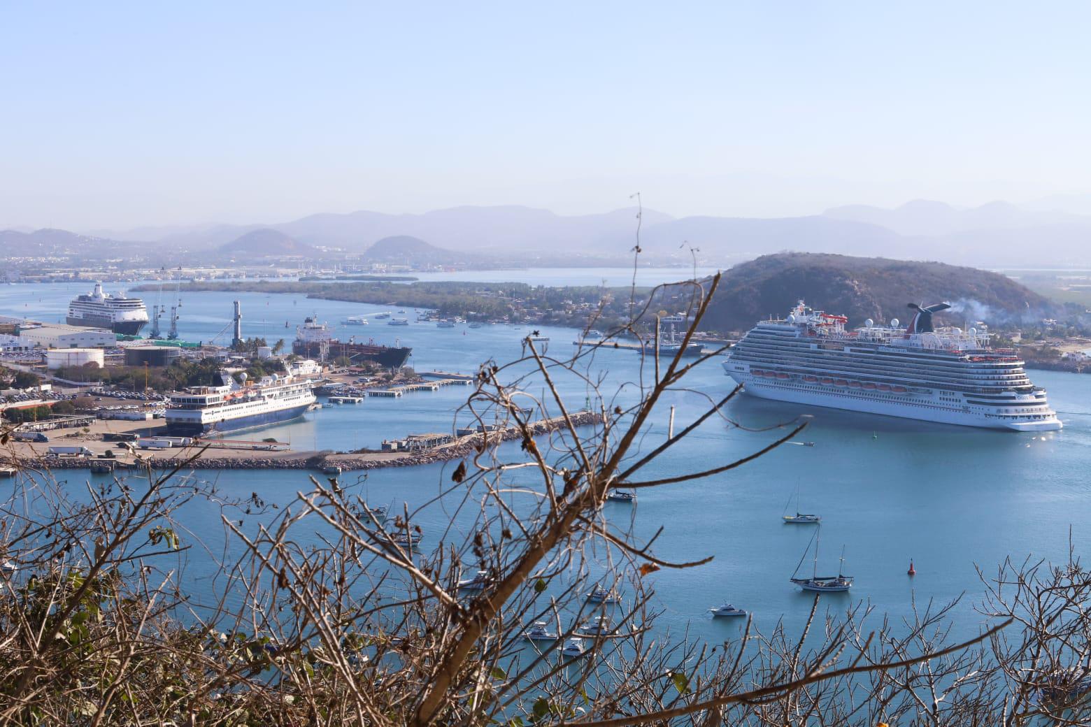 $!Disfrutan de Mazatlán turistas de los cruceros Zaandam y Carnival Panorama