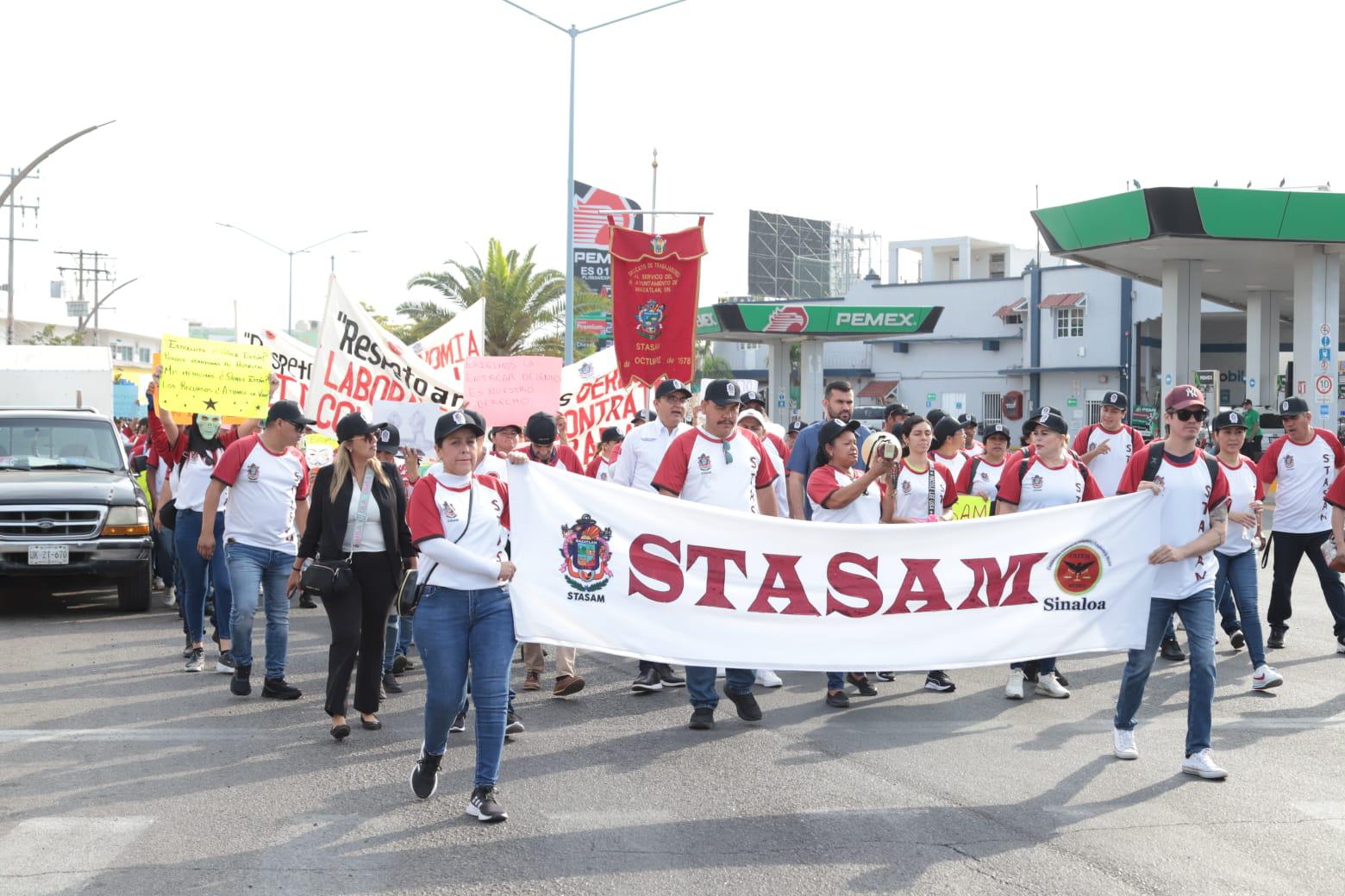 $!Realizan sindicalizados del Ayuntamiento marcha por el Día del Trabajo; exigen atención a la salud y medicamentos
