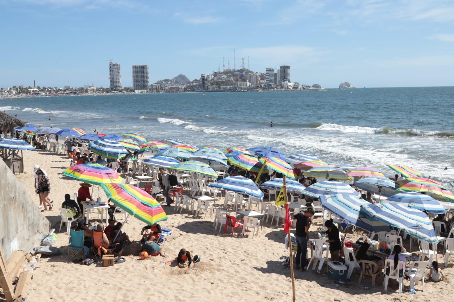 $!Locales y turistas continúan en las playas de Mazatlán en el cierre de Semana Santa