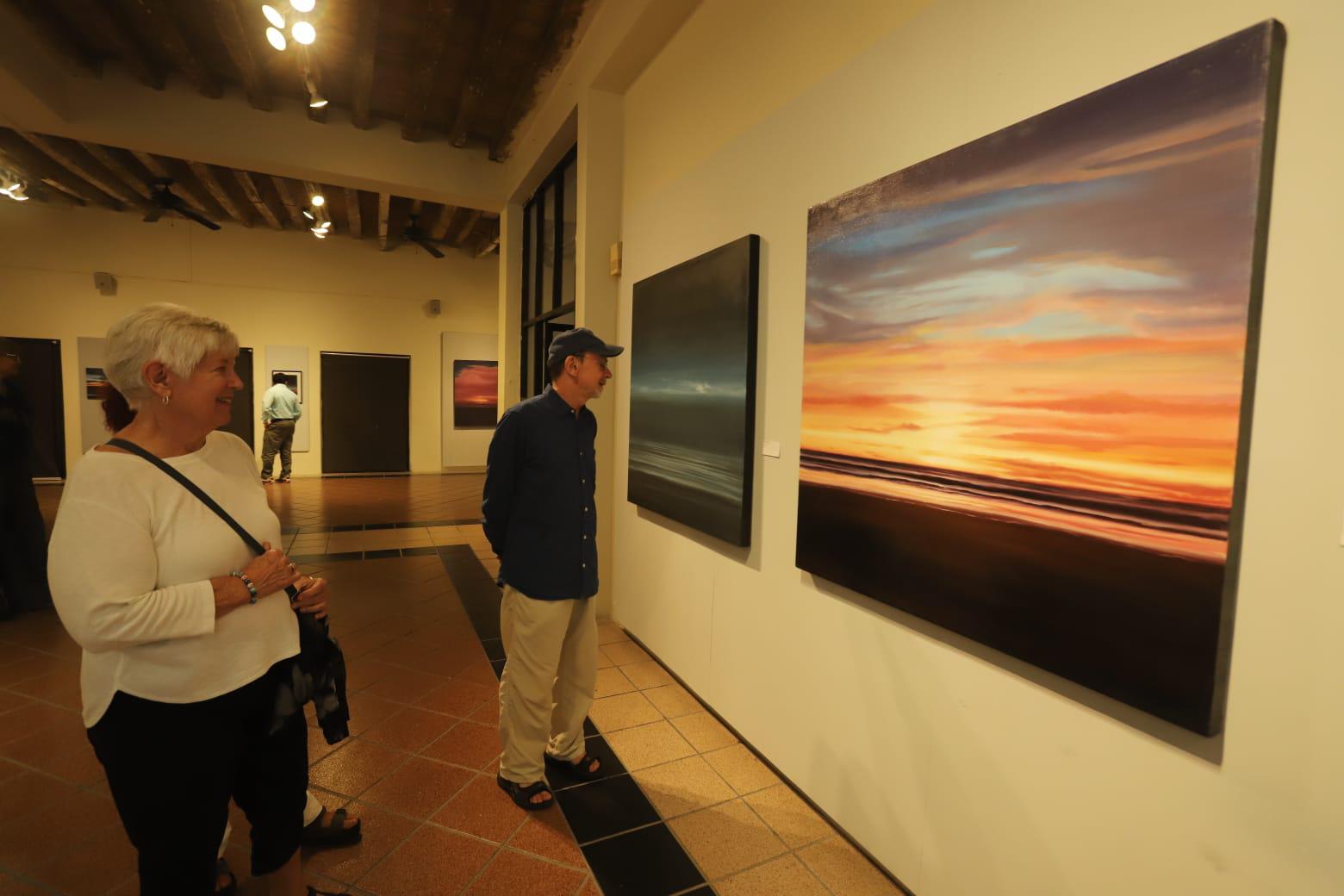 $!La mayoría de las obras retratan atardeceres de Sinaloa y del Mar de Cortés, trabajados en óleo y técnica mixta sobre lienzo y papel.
