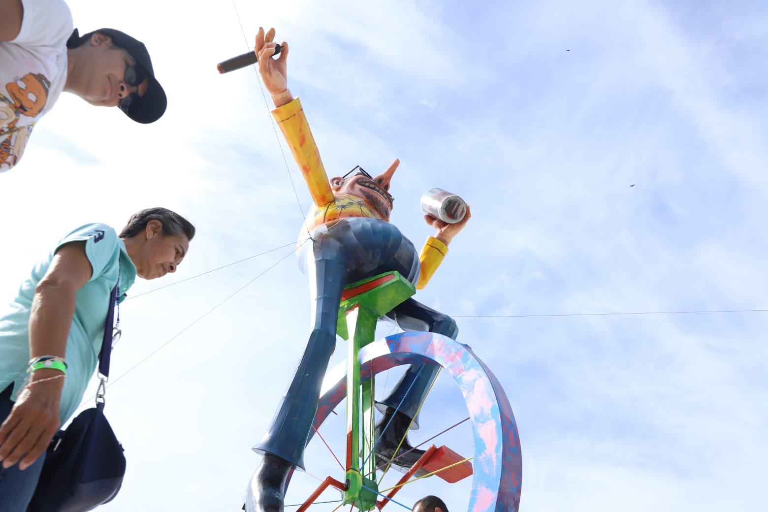 $!Llegan los monigotes del Carnaval al malecón de Mazatlán; serán colocadas 11