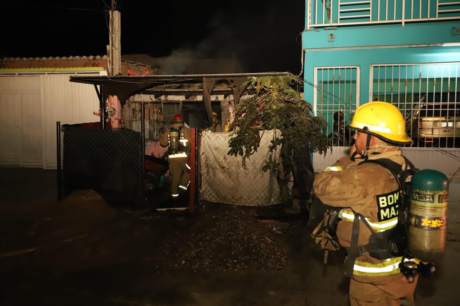 $!Incendio destruye vivienda de madera y lámina en la Colonia Azteca, en Mazatlán
