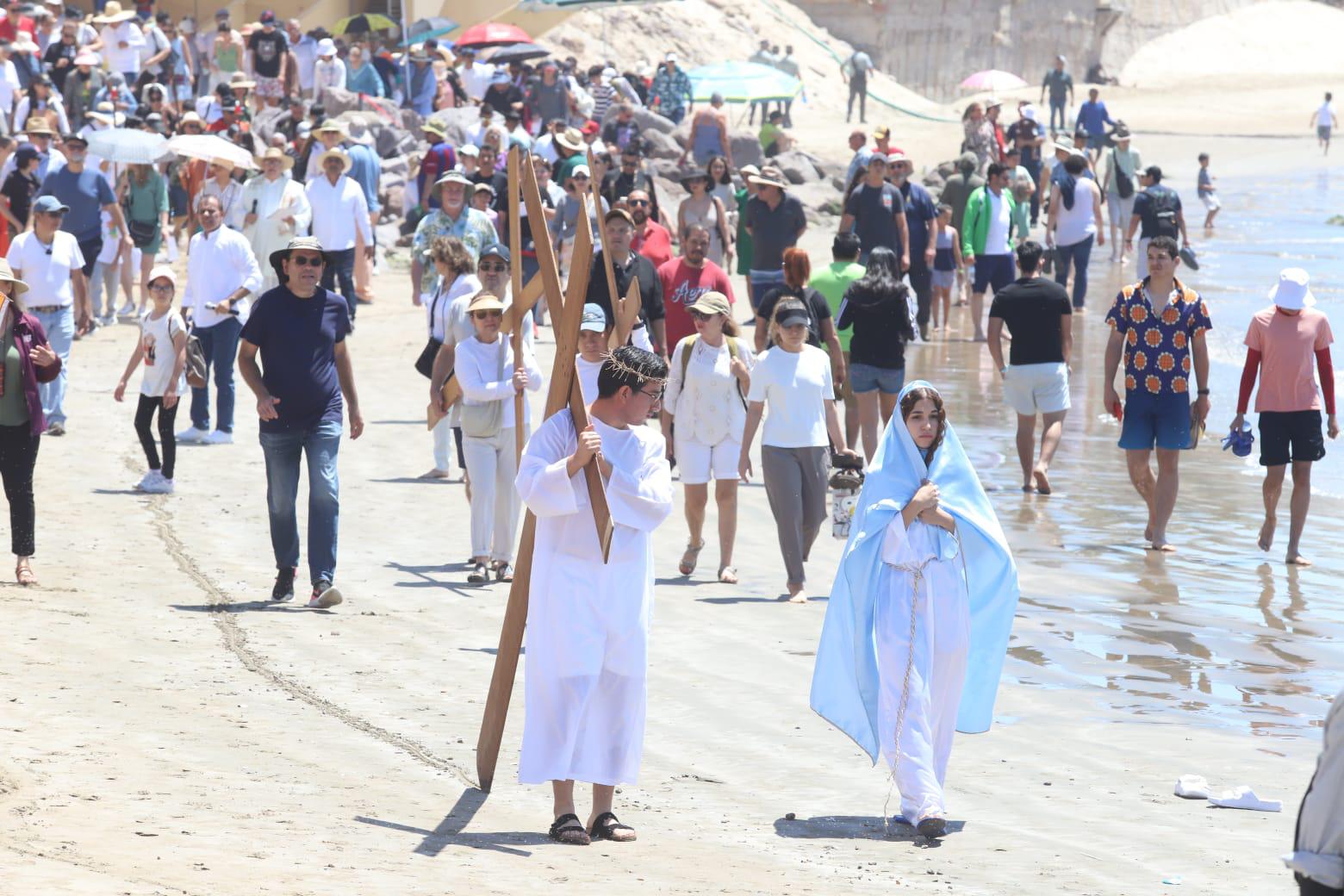 $!Los turistas en la playa se sorprendieron con la procesión.