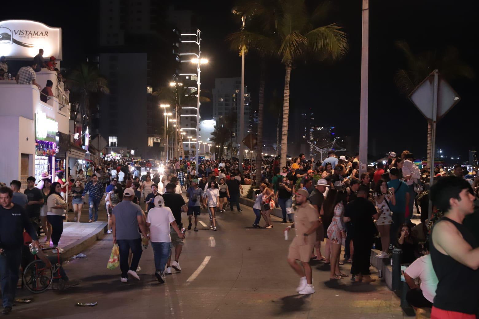 $!El malecón de Mazatlán se convierte en carnaval la noche del Viernes Santo