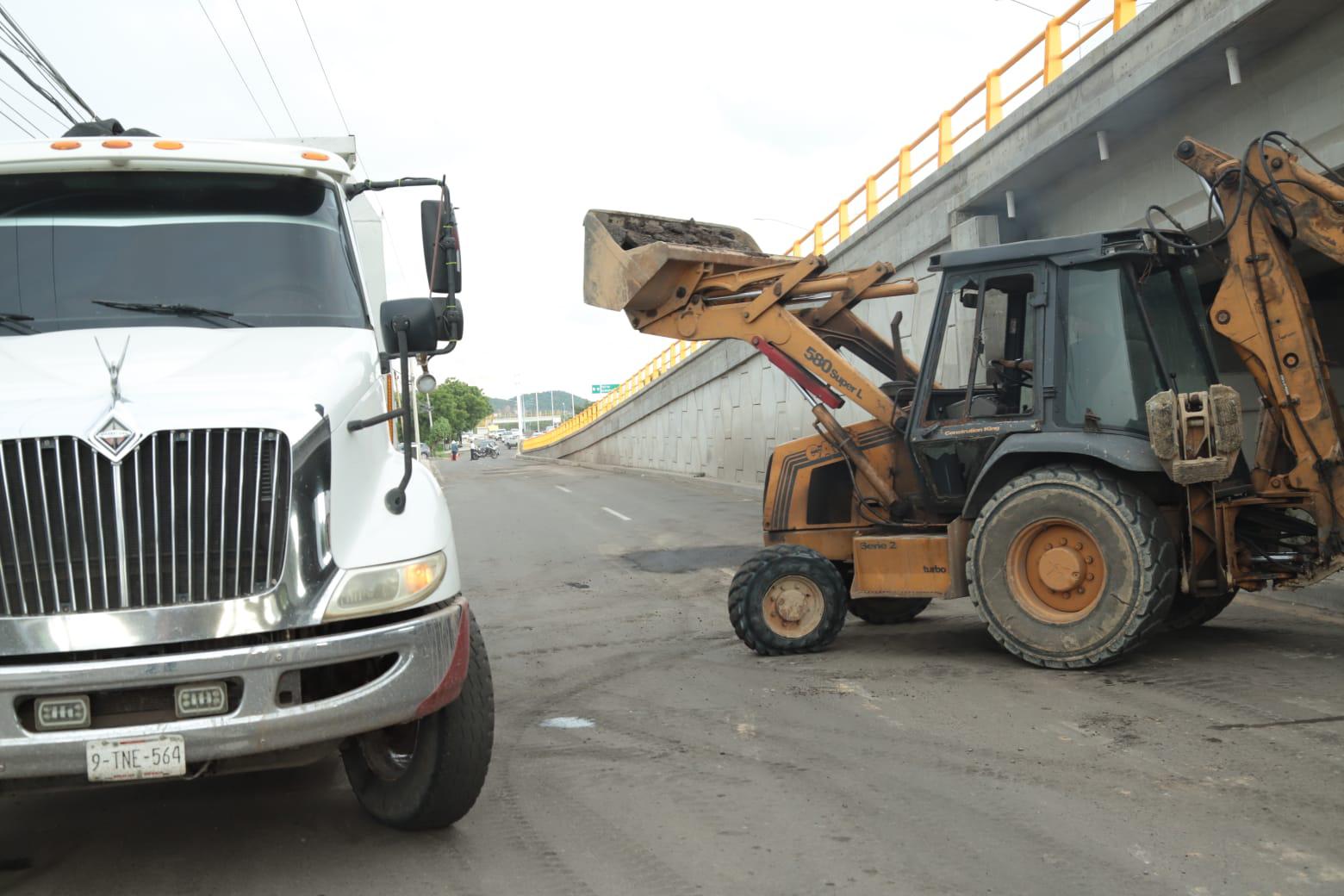 $!Realizan bacheo exprés en laterales al puente a desnivel de avenida Colosio previo a visita oficial por operativo Verano 2025