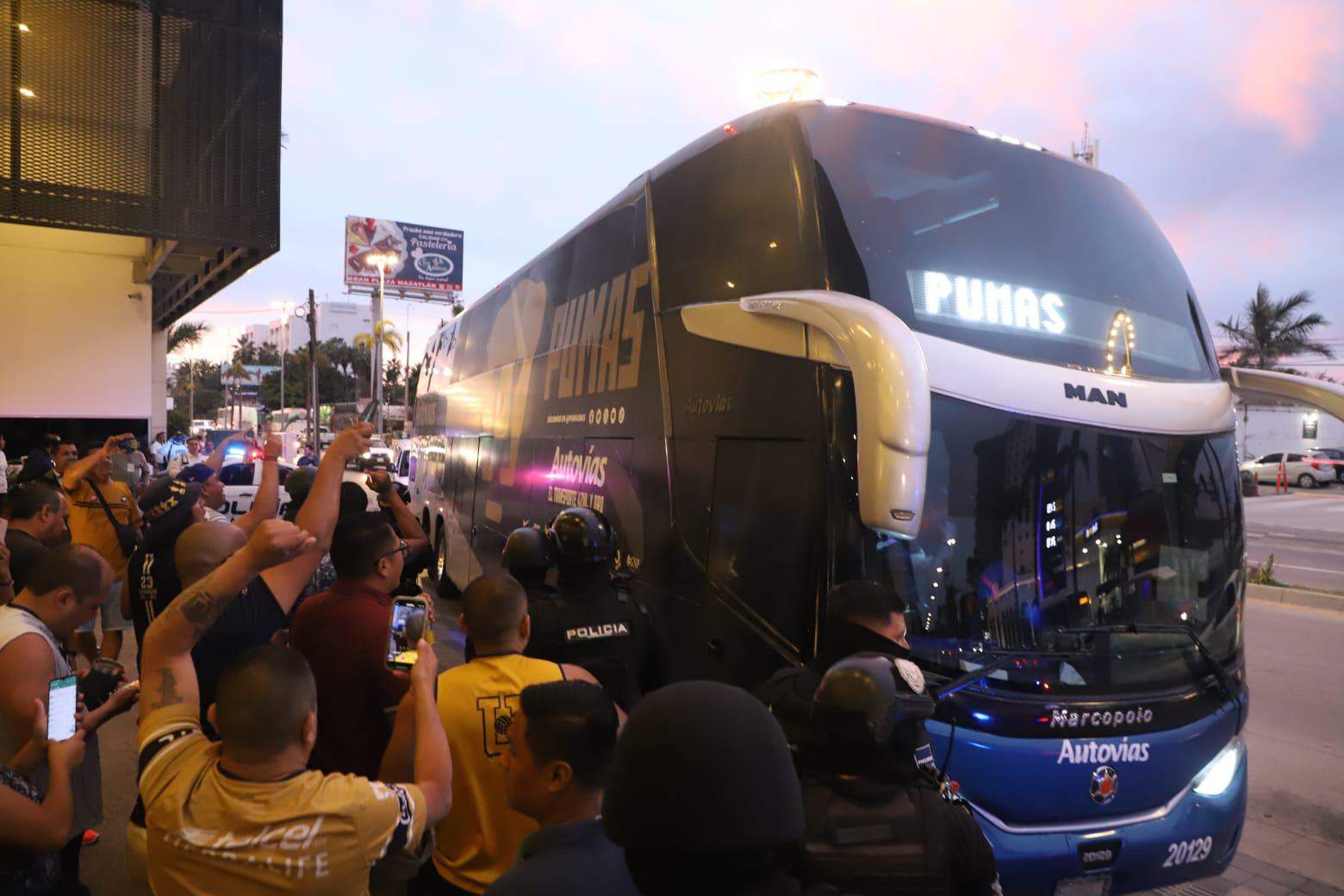 $!Aficionados de Pumas reciben a su equipo en Mazatlán con cánticos