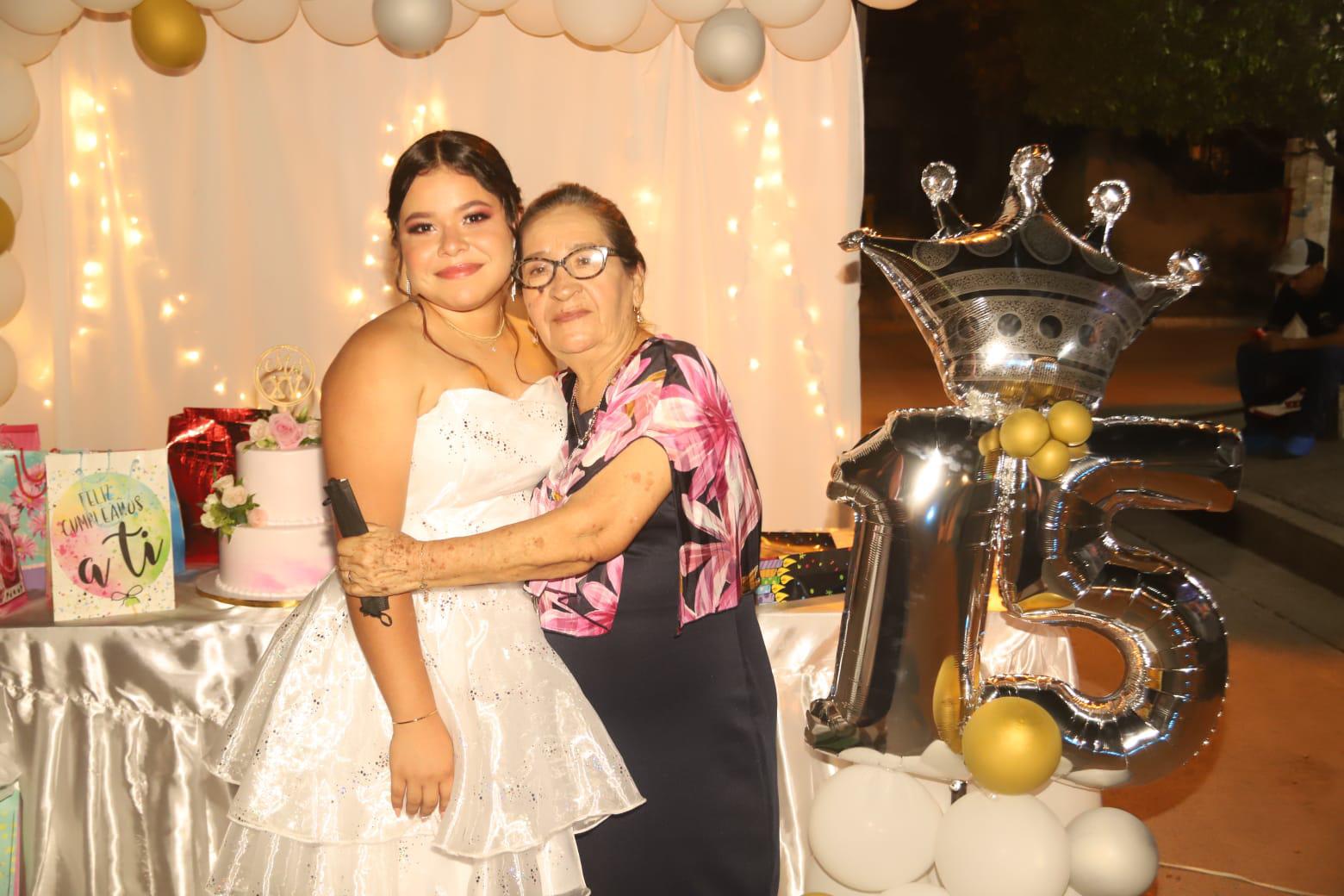 $!Teresita Chariley con su abuelita María Eustacia Reyes Rentería.