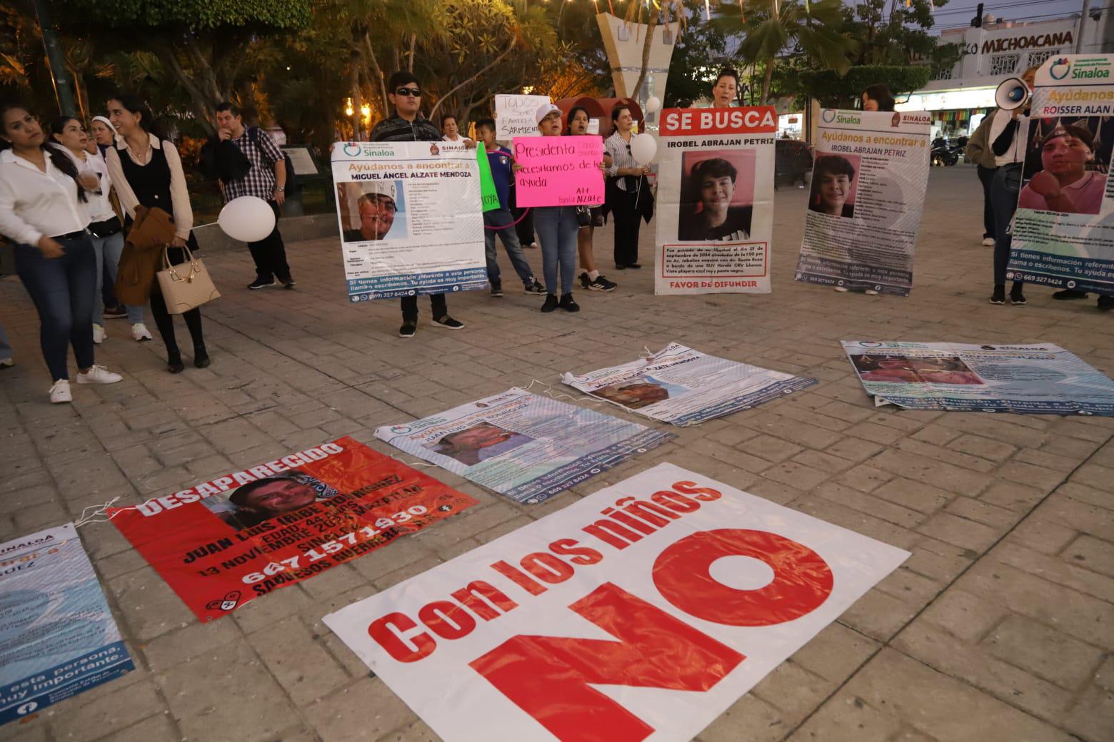 $!Marchan en Mazatlán para exigir justicia y paz tras asesinato de niños en Culiacán