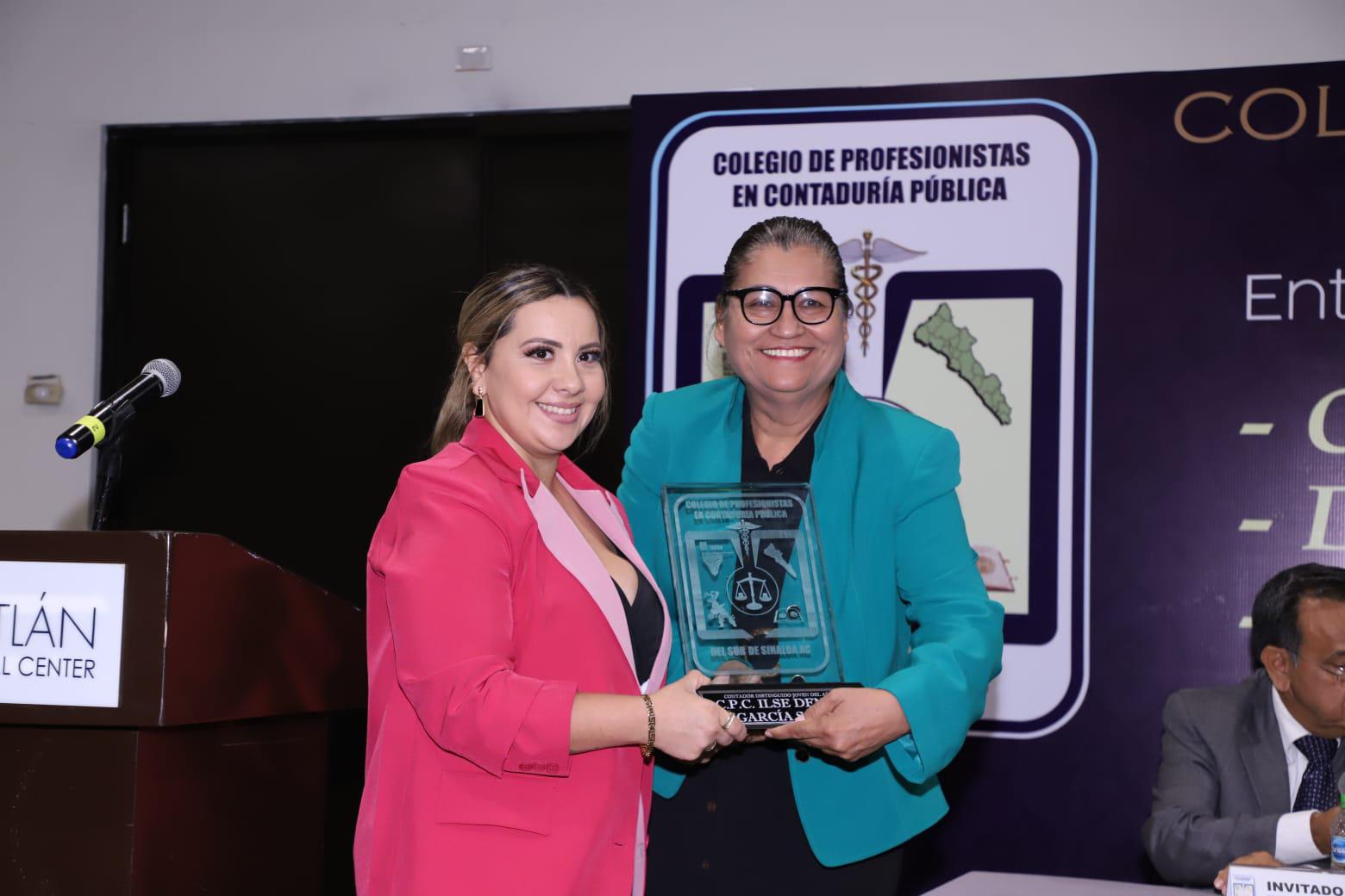 $!Denisse García Salas recibe el reconocimiento como Contador del Año 2023.
