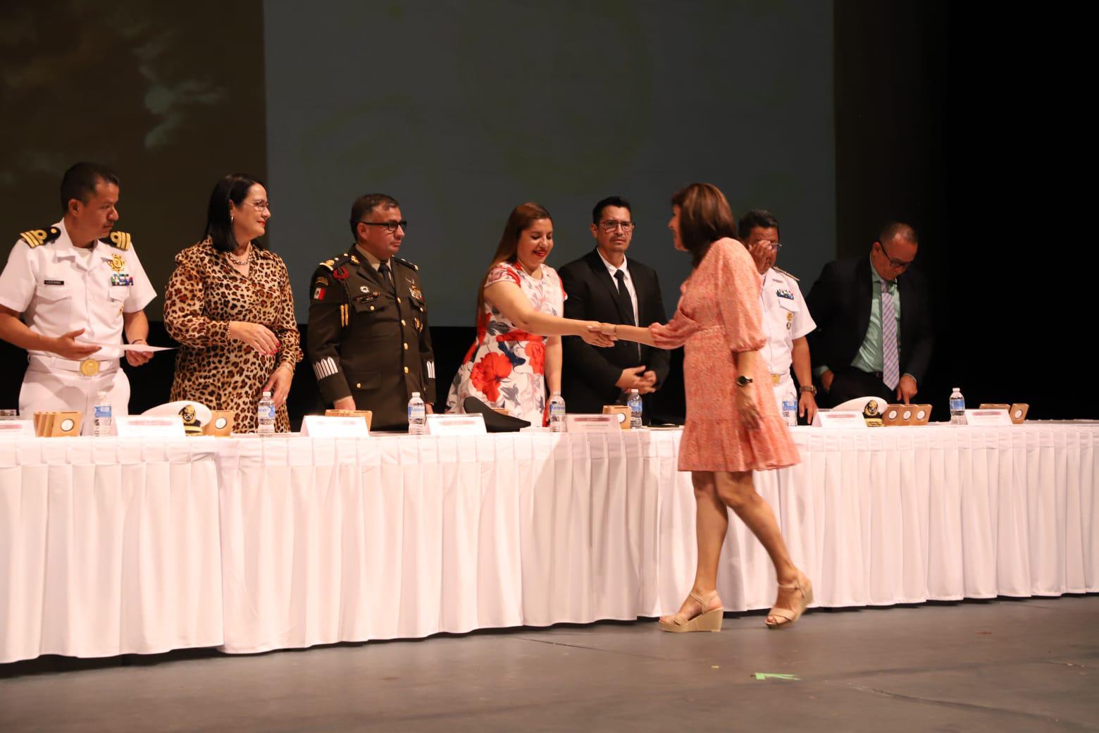 $!Otorgan medalla Rafael Ramírez a 81 docentes por su noble labor
