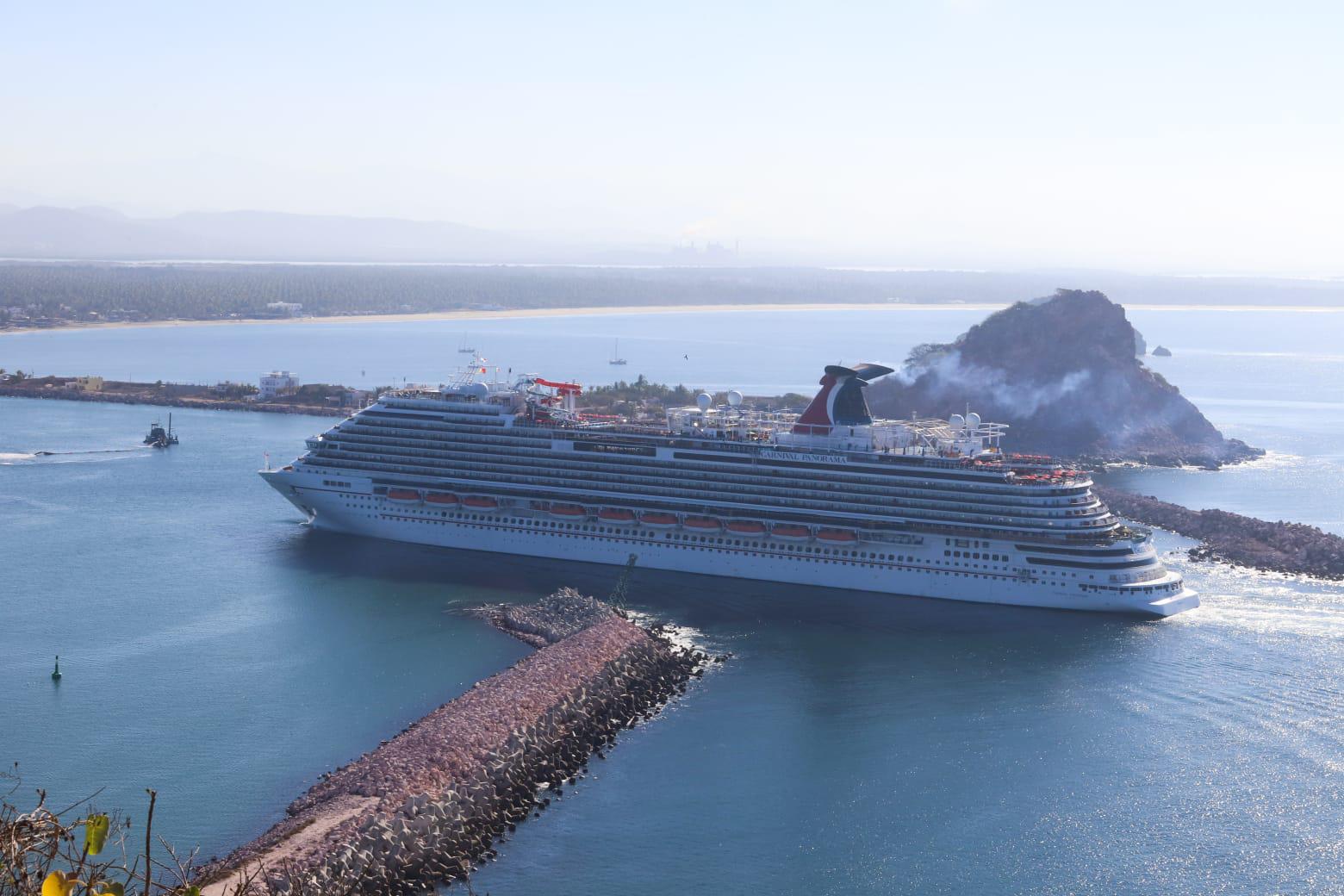 $!Disfrutan de Mazatlán turistas de los cruceros Zaandam y Carnival Panorama