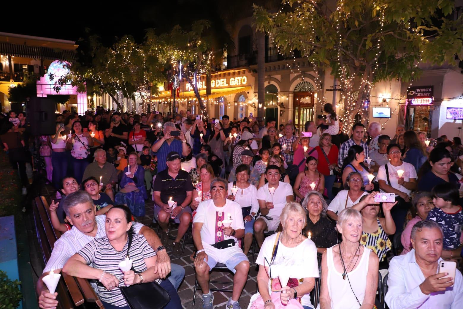 $!Se enciende la mágica luz de la Navidad en la Plazuela Machado, en Mazatlán
