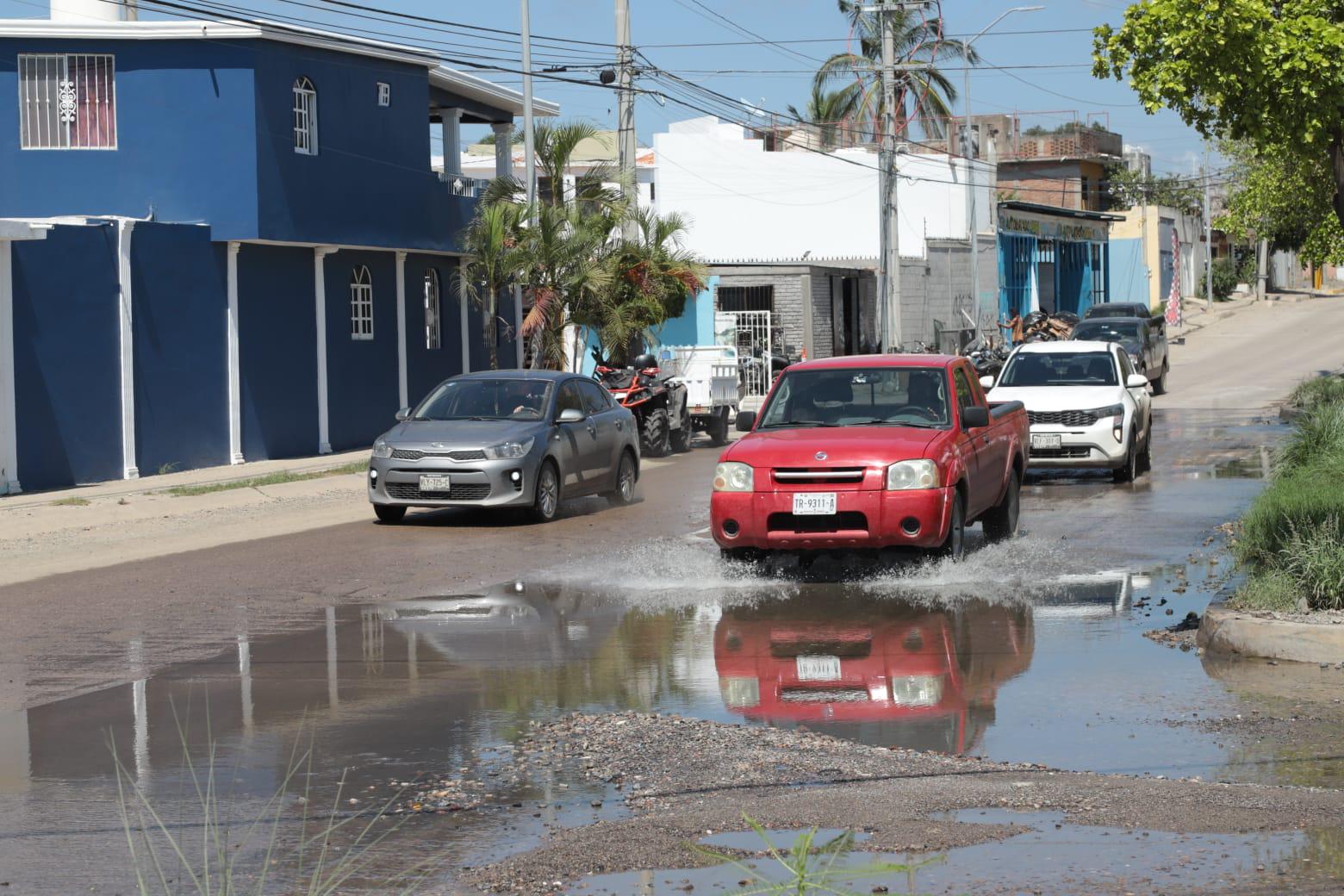 $!Fugas de drenaje inundan tramo de la avenida Santa Rosa, en Mazatlán