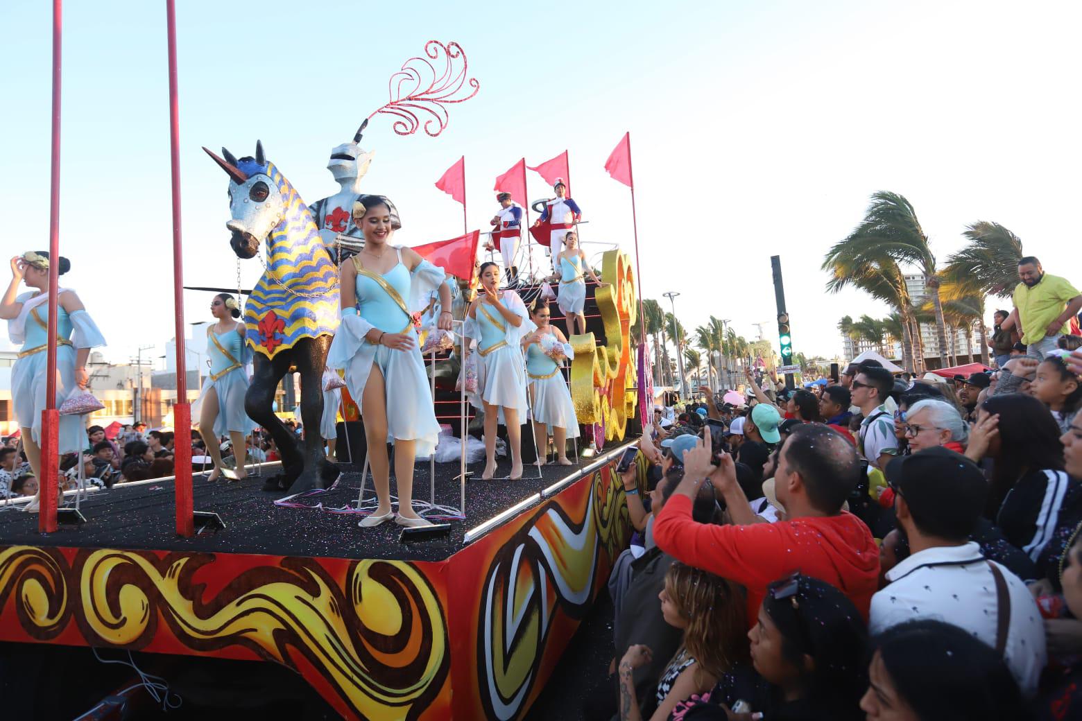 $!Atrae a miles el desfile del Carnaval de Mazatlán; Los Papaquis abren paso a la carroza real