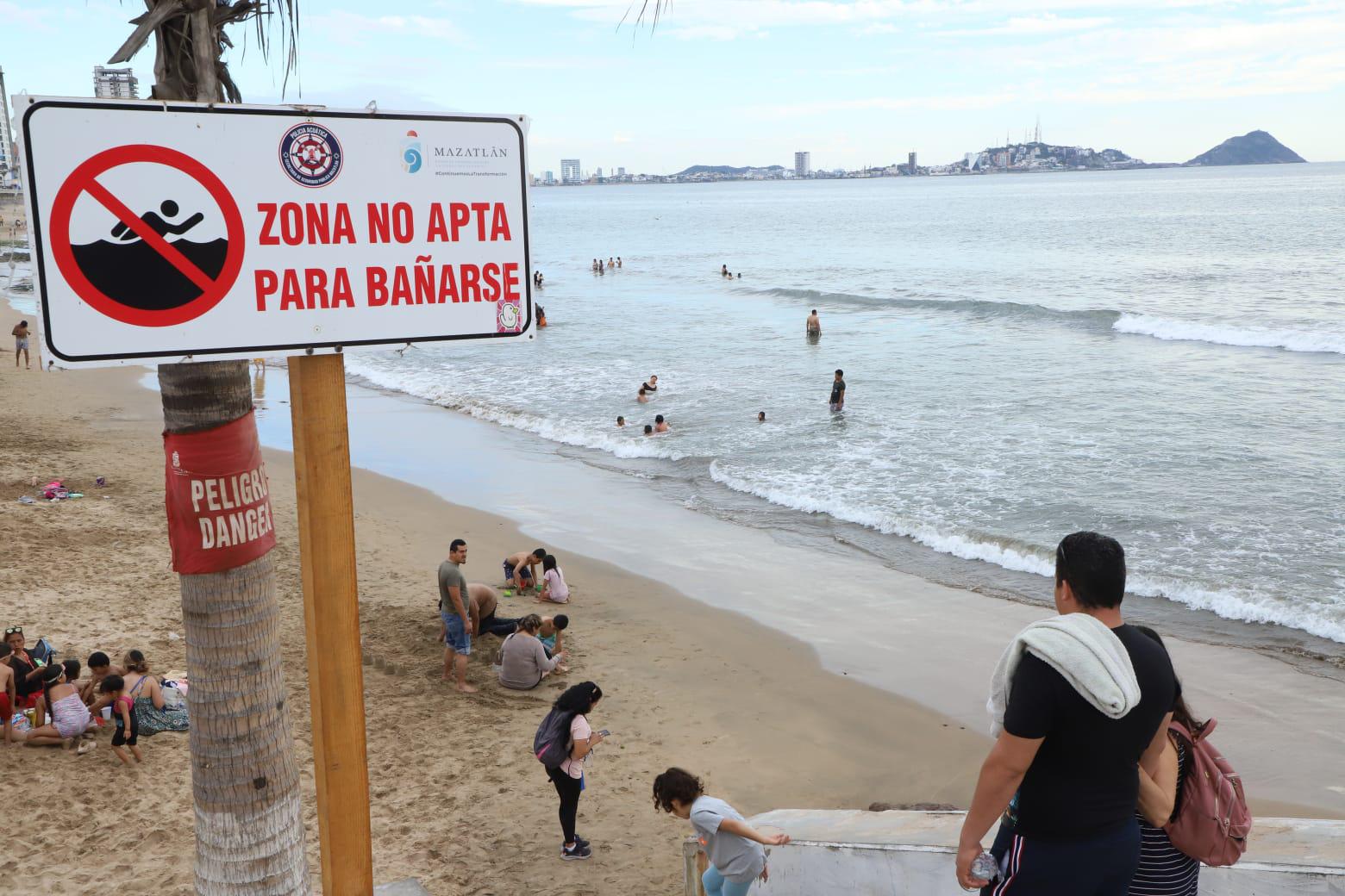 $!Ignoran turistas señal de ‘no bañarse’ y se arriesgan en playas de Mazatlán