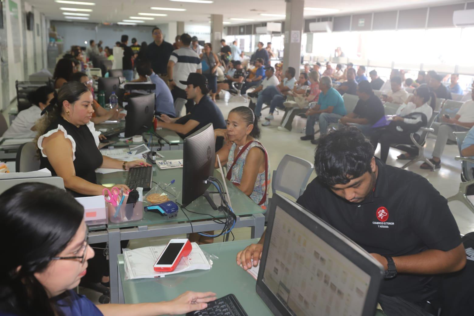 $!Mazatlecos responden al Buen Fin con más de 9 mil trámites en Recaudación de Rentas