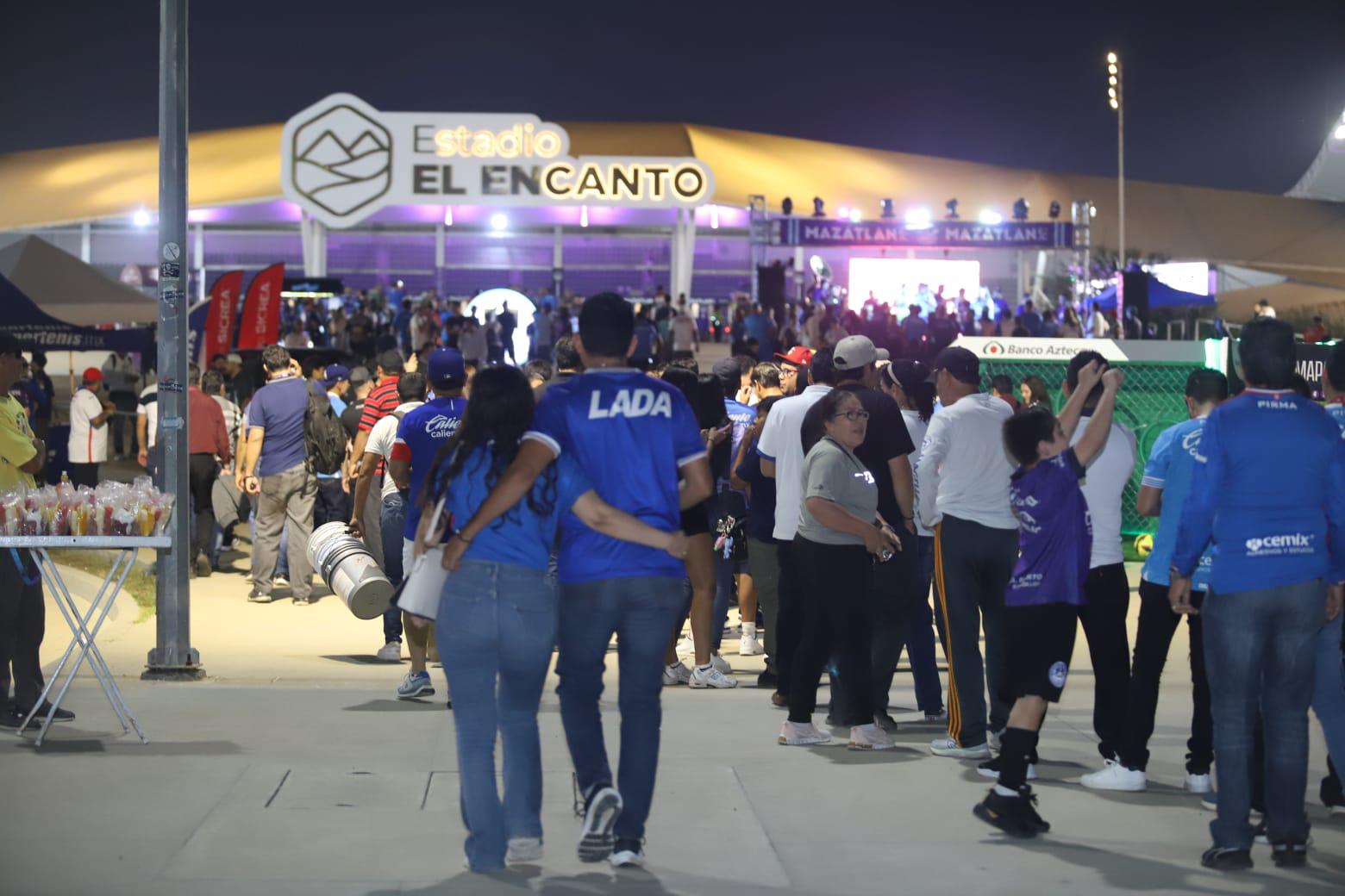 $!Fiesta celeste en Mazatlán: La Máquina tiñe de azul el estadio El Encanto
