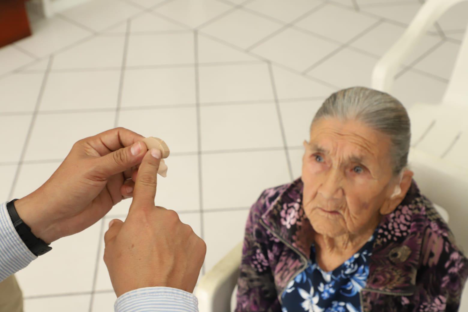 $!Club de Leones Mazatlán realiza campaña de instalación y reparación de aparatos auditivos