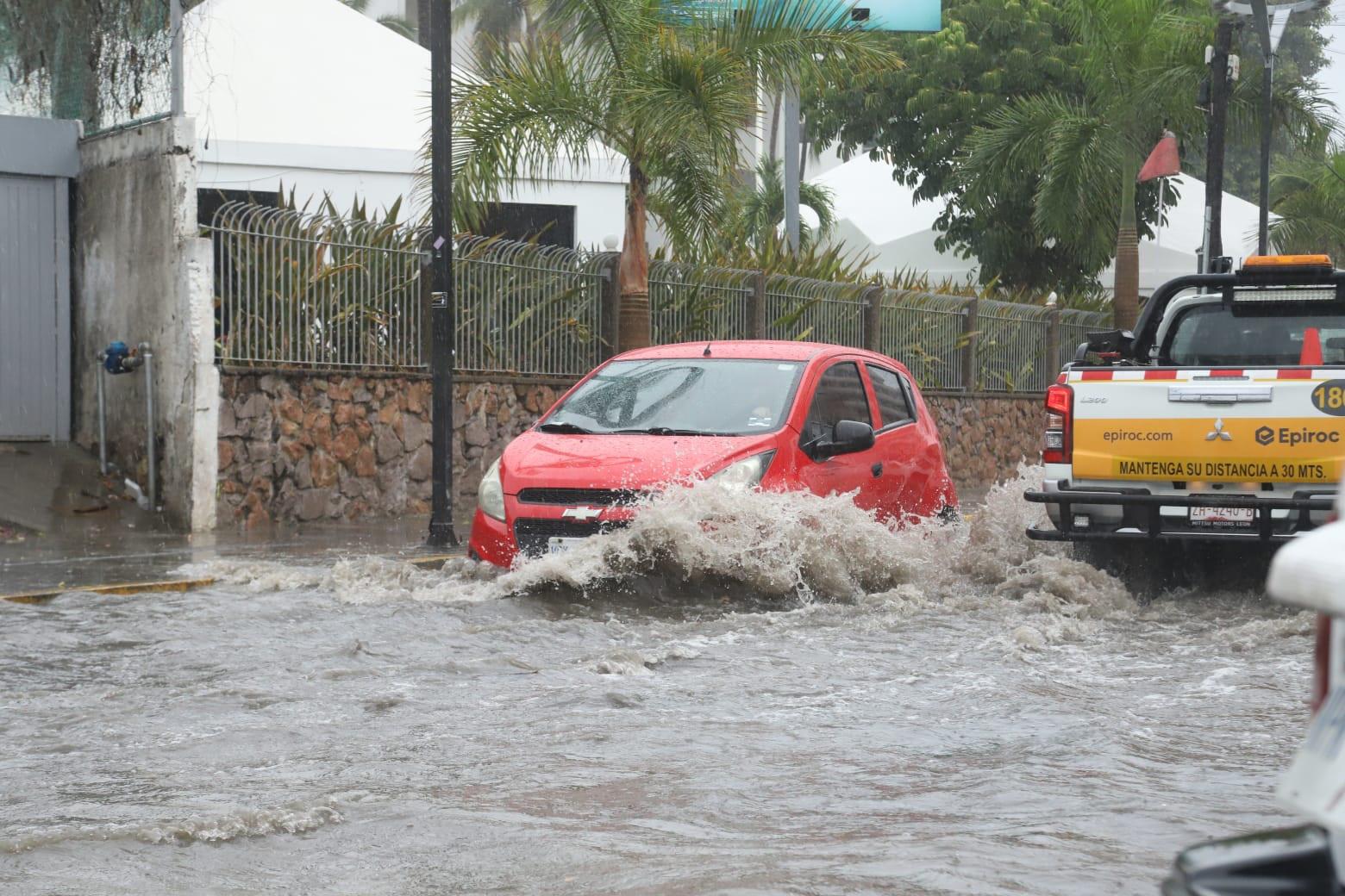 $!Dejan lluvias en Mazatlán una persona ahogada, inundaciones, apagones y colapso vial