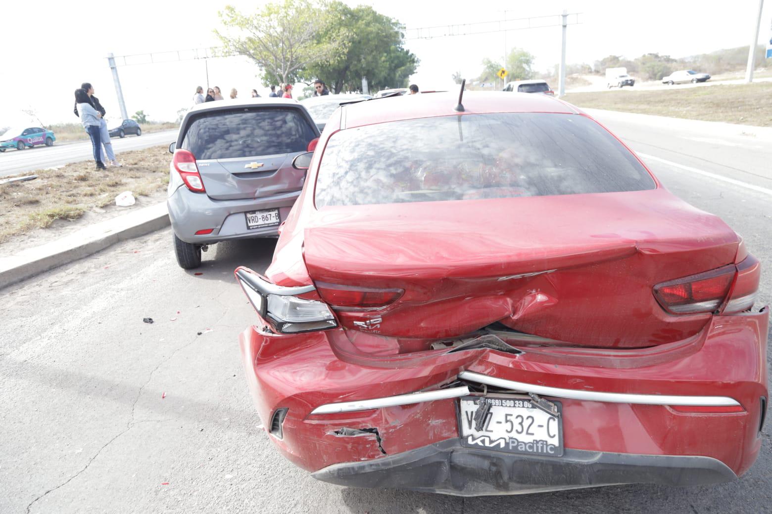 $!Se registra carambola de siete vehículos en la carretera Internacional, al sur de Mazatlán