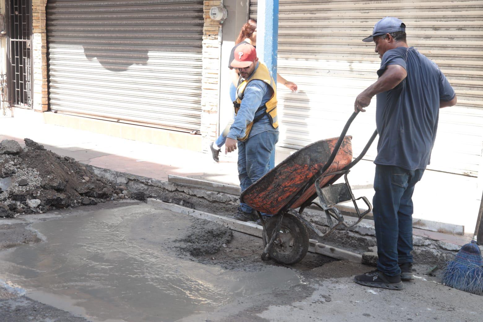 $!Bachea Gobierno de Mazatlán calles en el Centro de la ciudad