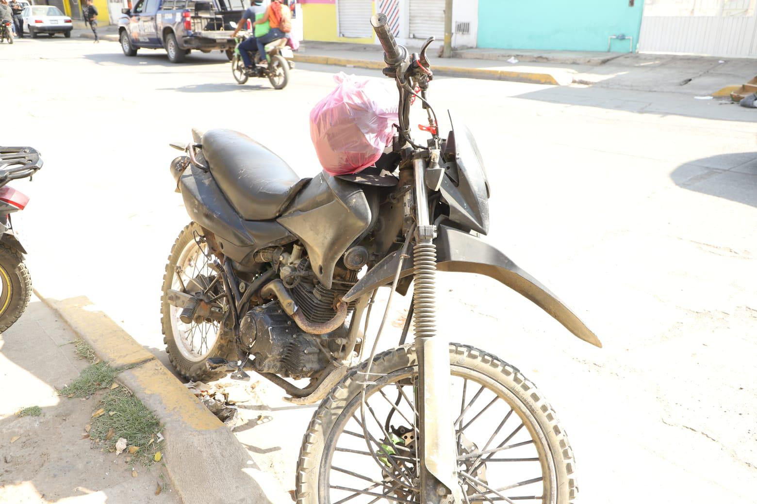 $!Motociclista grave tras chocar contra una pulmonía en Mazatlán