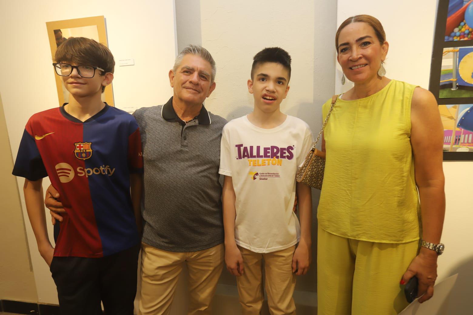 $!Mateo y Andrés entre sus padres Cuauhtémoc Gaxiola y Ana Griselda López.