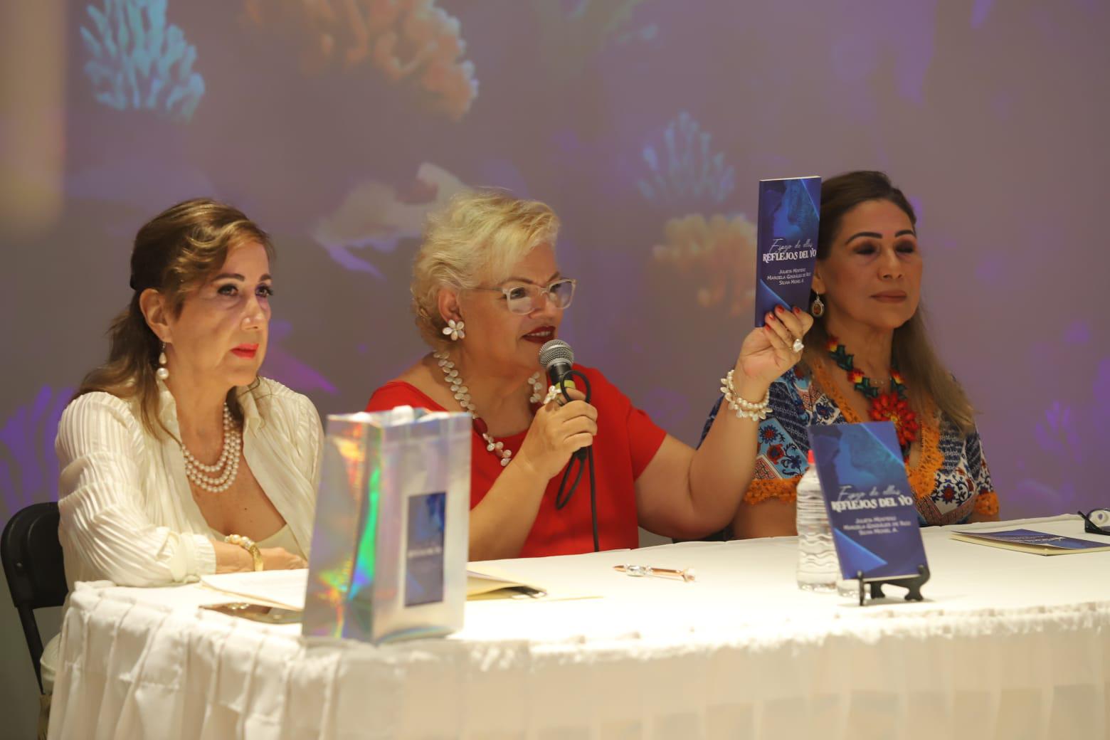 $!Las escritoras muestran su libro de poesia.