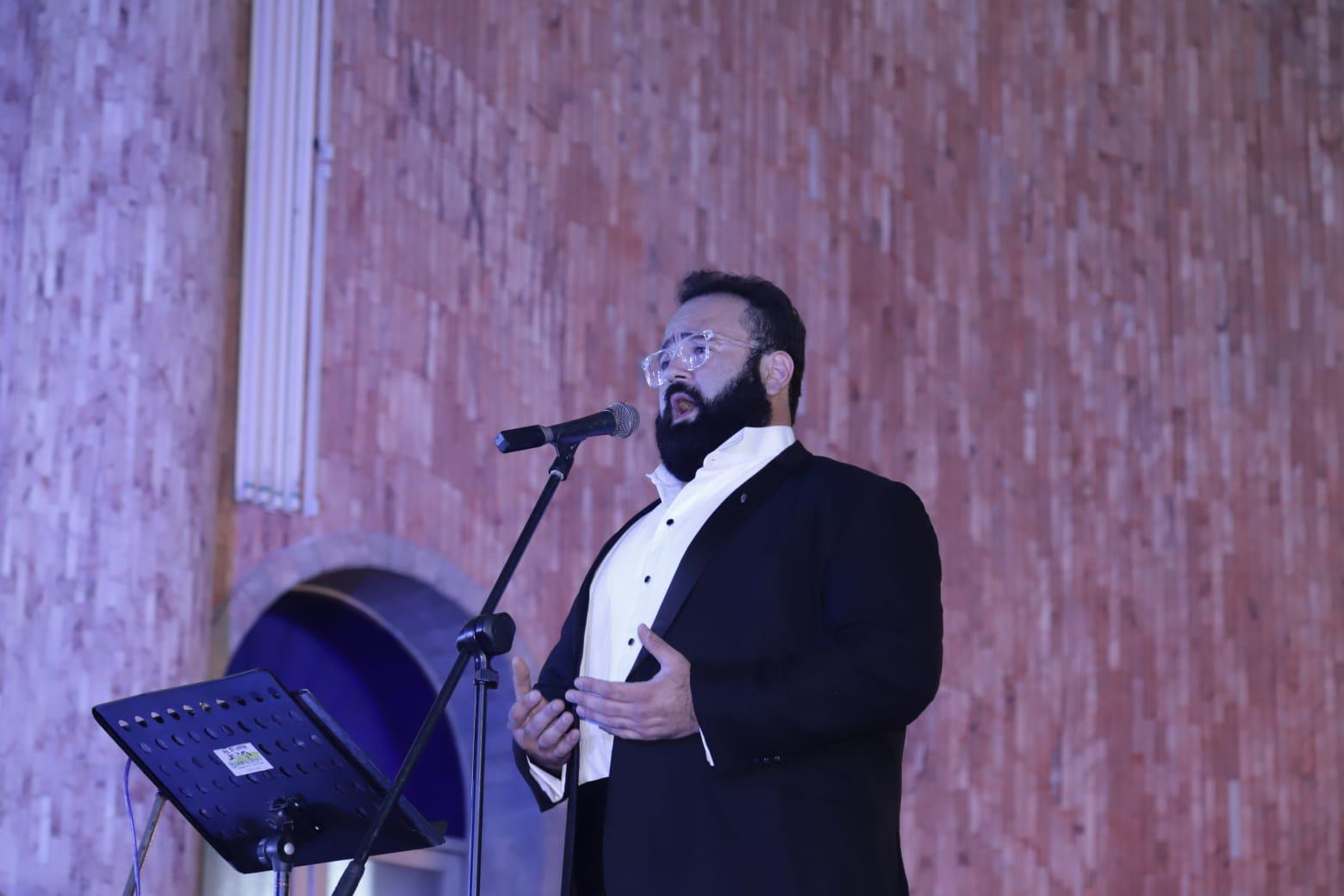 $!El tenor mazatleco Jorge Echeagaray deleitó a los presentes con su voz.