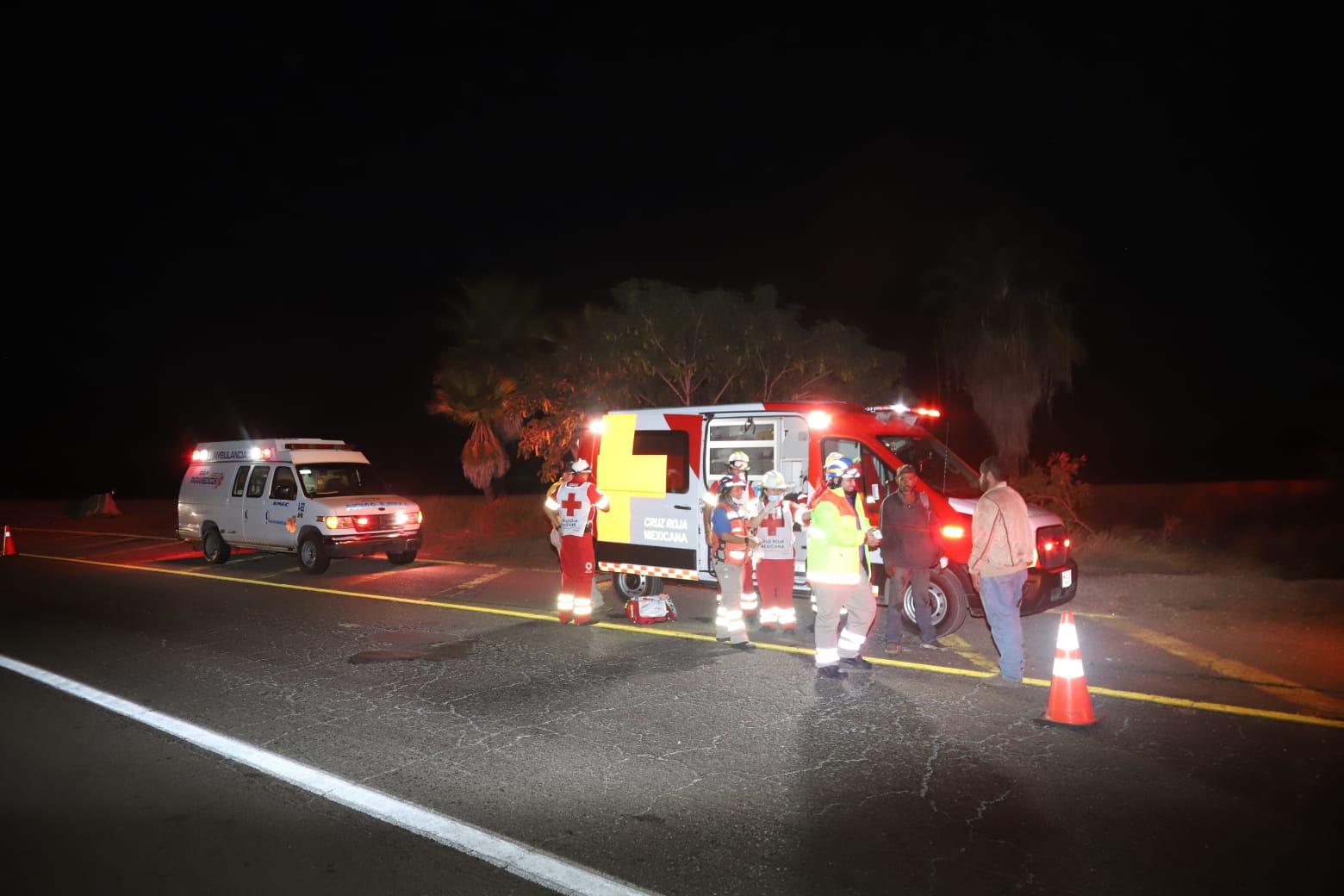 $!Vuelca torton cargado con tomate en salida de la autopista Mazatlán-Culiacán