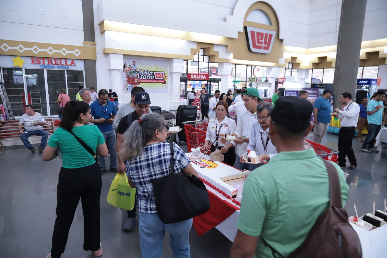 $!Casa Ley celebra su aniversario número 71 compartiendo pastel con la comunidad en Mazatlán