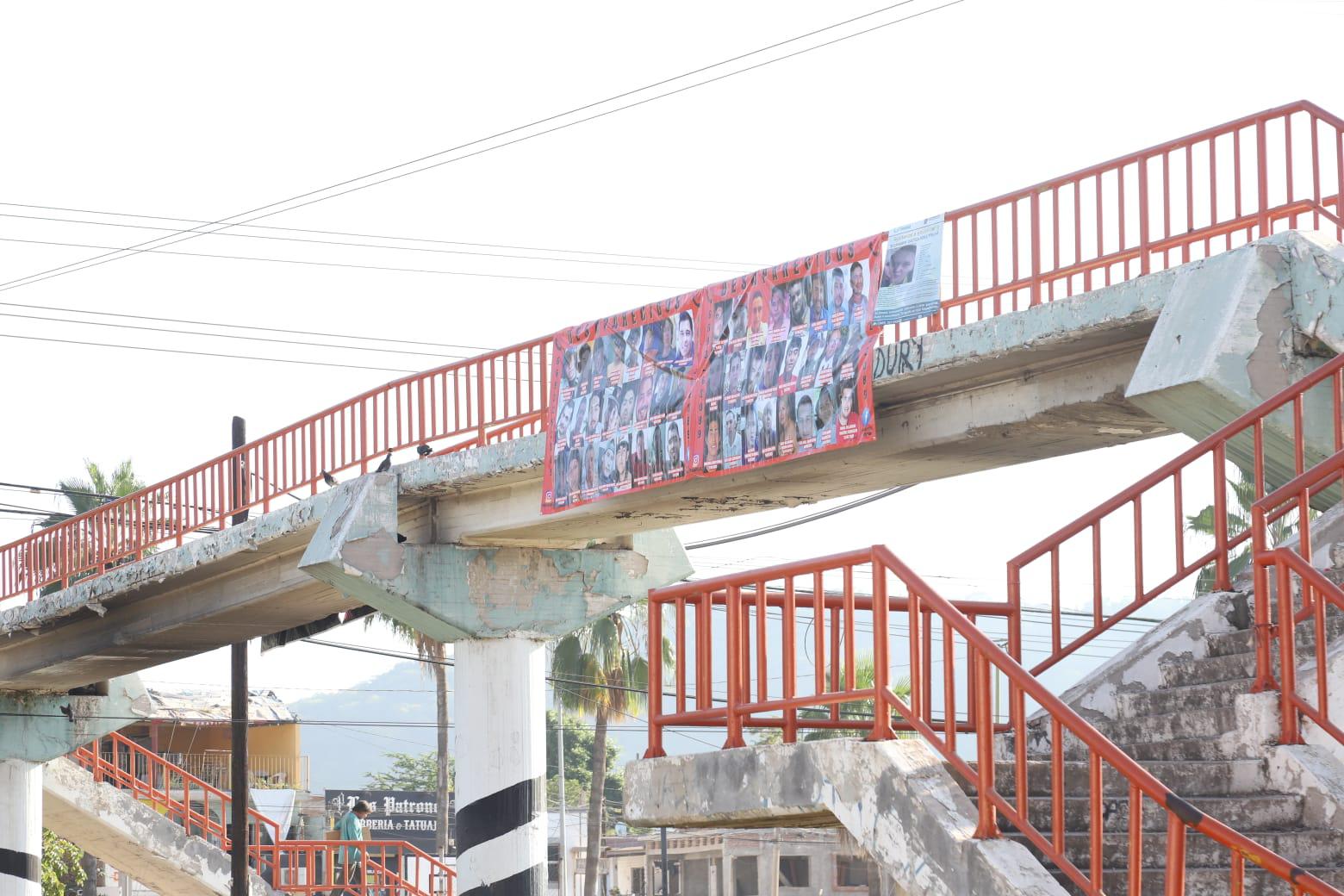 $!Cuelgan mantas de desaparecidos durante visita de Rocha Moya a Mazatlán