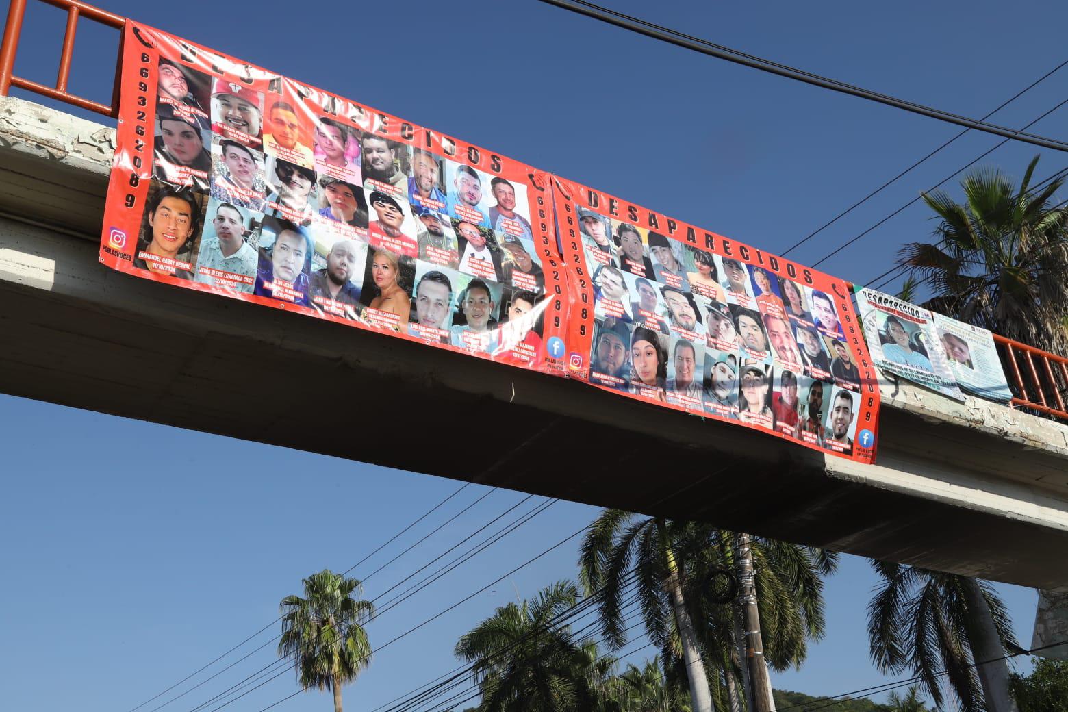 $!Cuelgan mantas de desaparecidos durante visita de Rocha Moya a Mazatlán