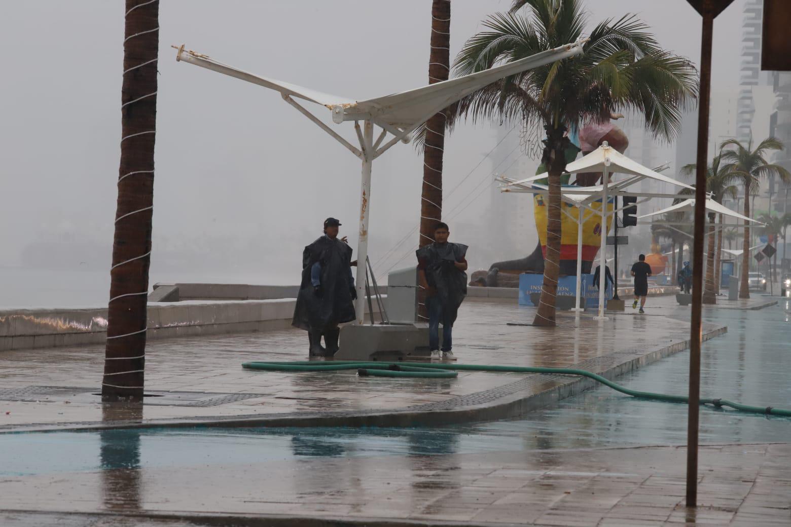 $!Enjabonan y lavan el Malecón de Mazatlán para eliminar manchas y olores tras Carnaval
