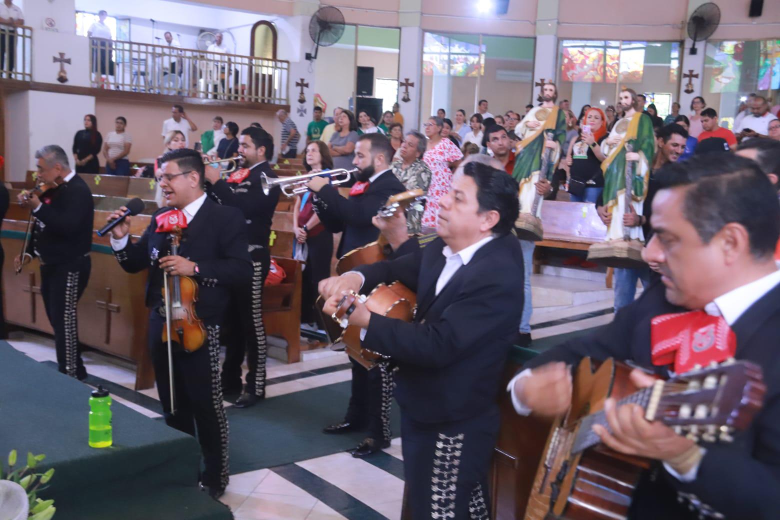$!Cantan ‘Las Mañanitas’ en Mazatlán a San Judas Tadeo, en su día y en su templo