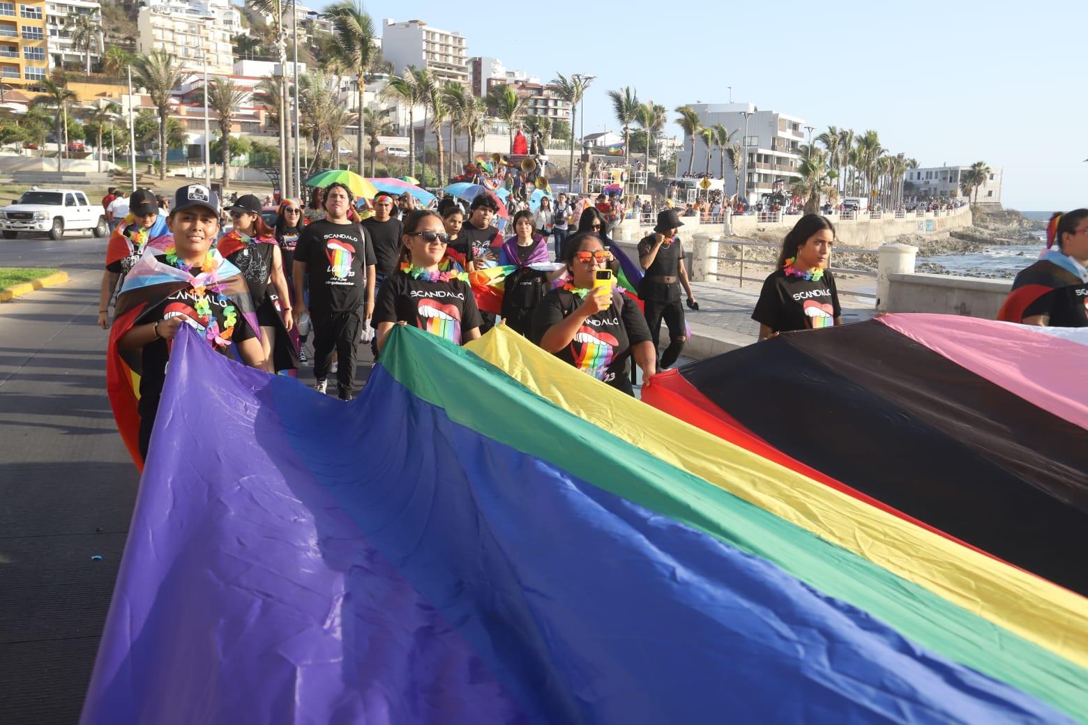 $!Ondea la comunidad LGBTQ+ distintas banderas multicolor en su marcha, en Mazatlán