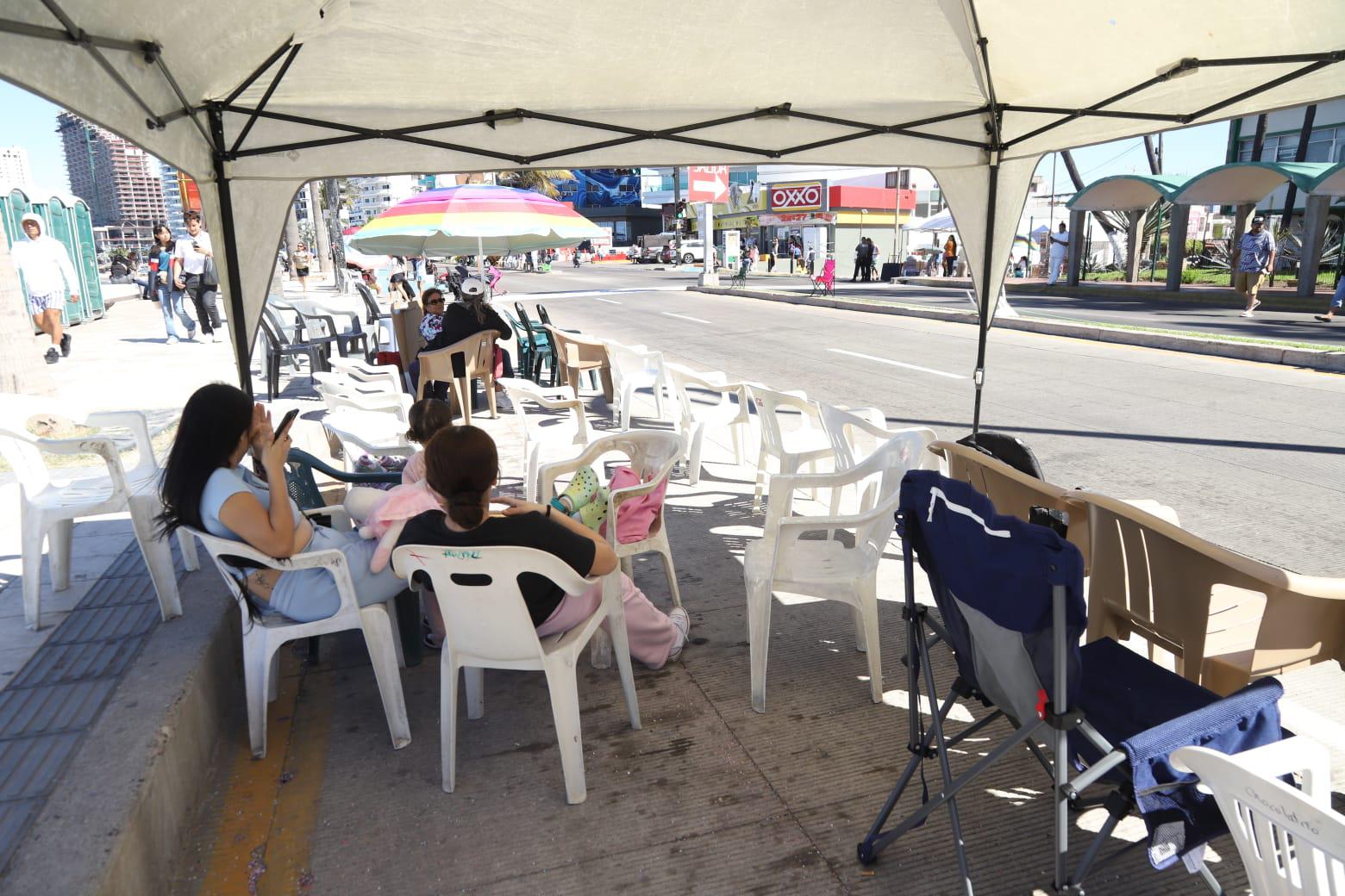 $!Ocupan ya sus lugares locales y turistas para el segundo desfile del Carnaval de Mazatlán
