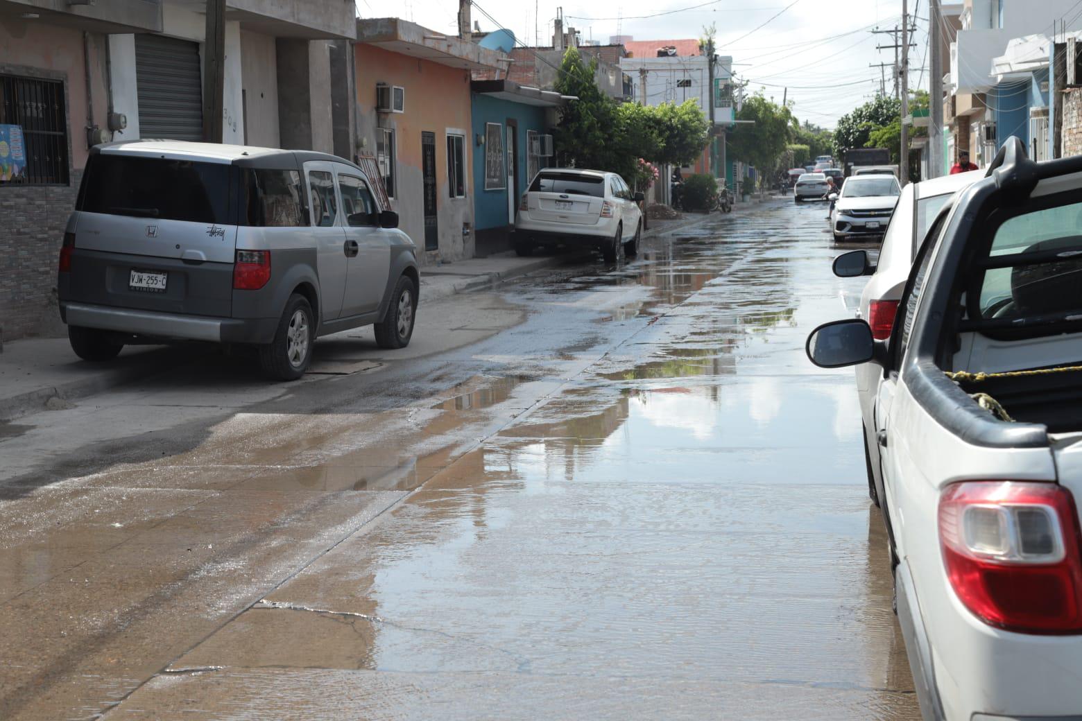 $!Vecinos de la 20 de Noviembre viven entre aguas negras desde hace tres días
