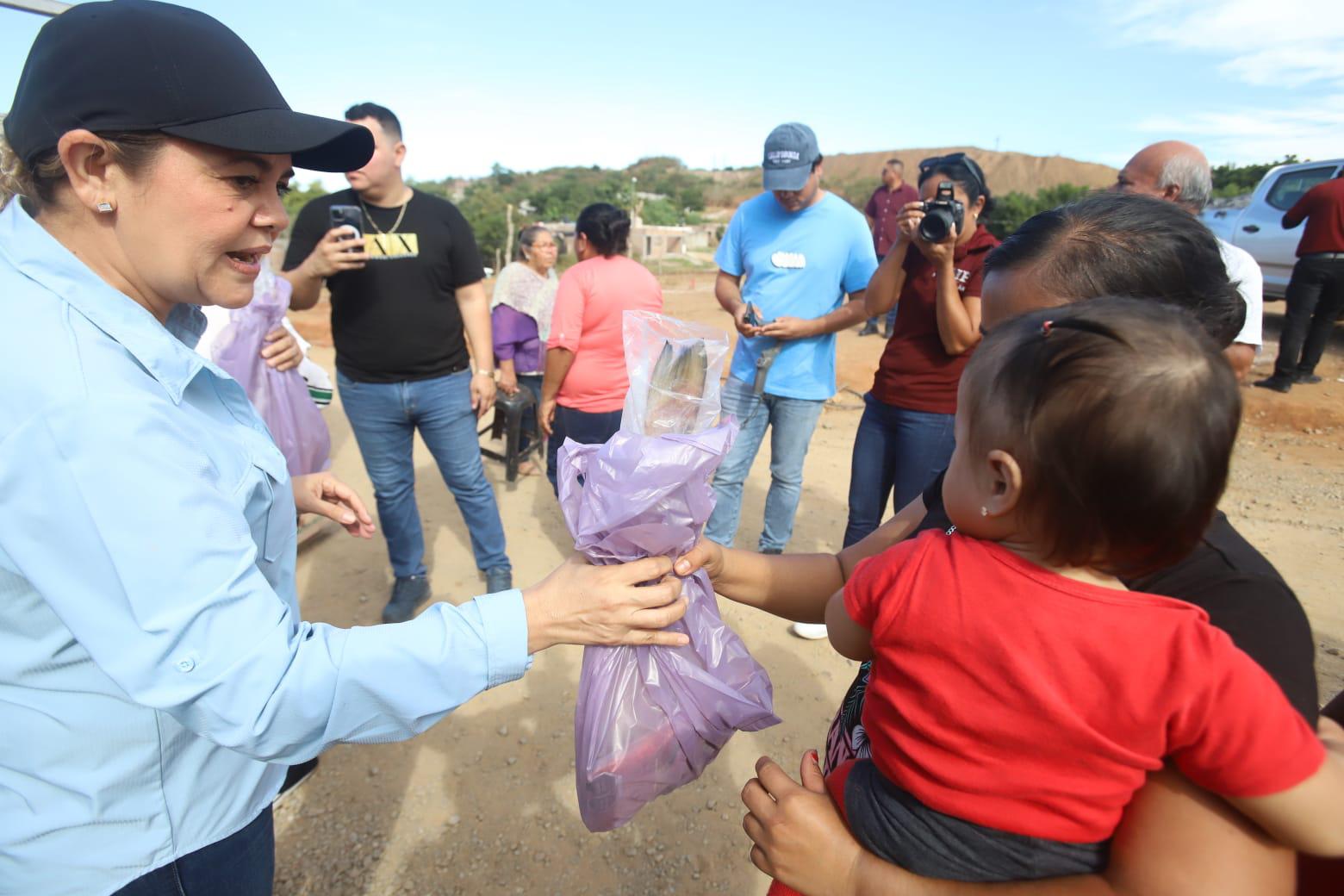 $!Entrega DIF Municipal apoyo de empresas a familias de Mazatlán