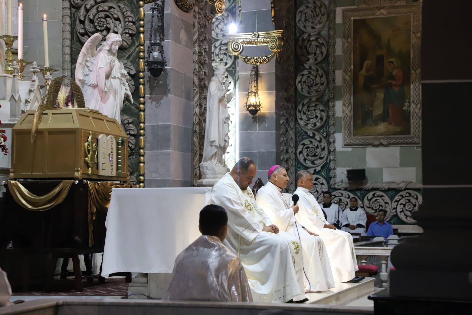 $!Celebra Obispo en Catedral de Mazatlán la Última Cena de Cristo