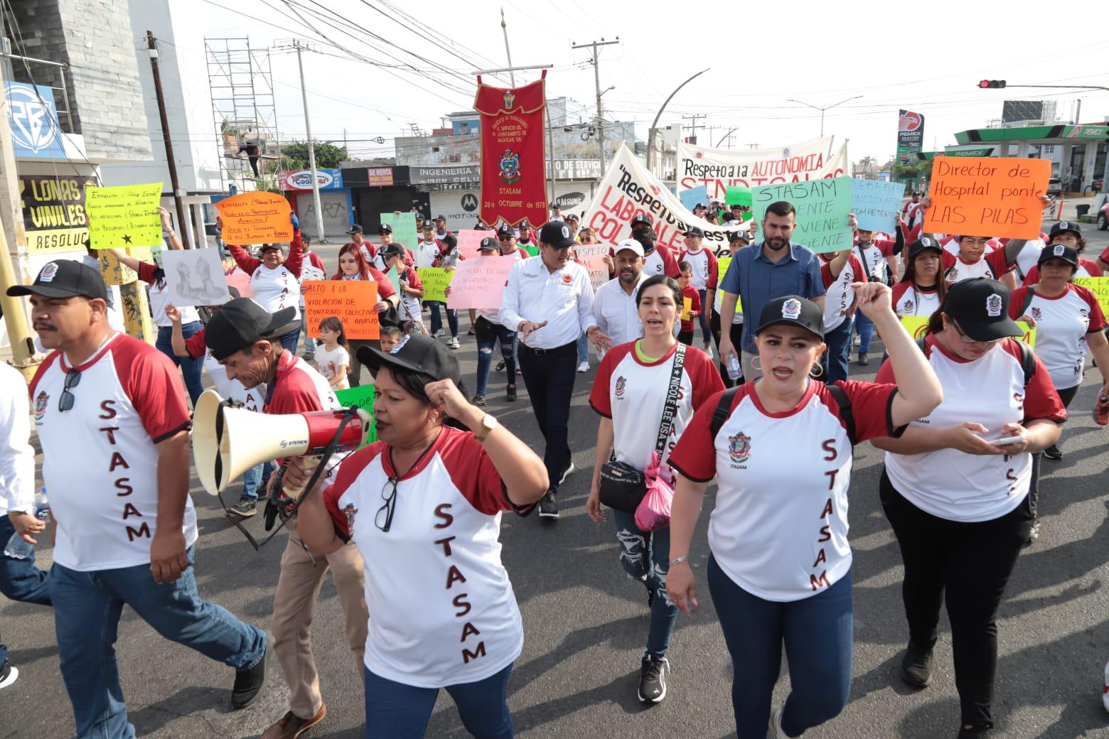 $!Realizan sindicalizados del Ayuntamiento marcha por el Día del Trabajo; exigen atención a la salud y medicamentos